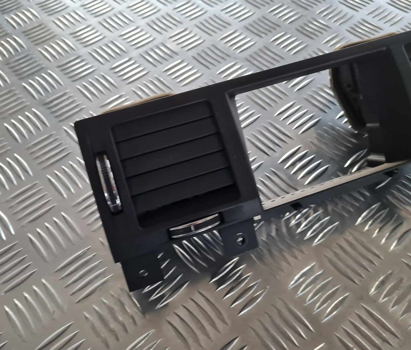 Mērinstrumentu paneļa gaisa vads, centrā priekš OPEL VECTRA C 2002 2 Mērinstrumentu paneļa gaisa vads, centrā priekš OPEL VECTRA C 2002