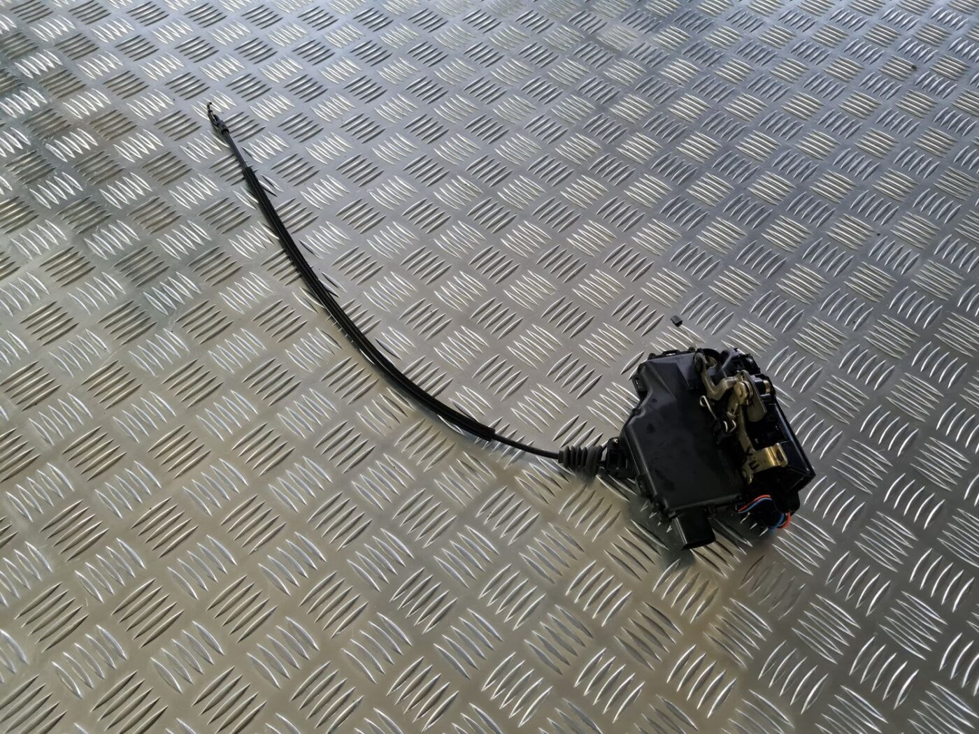 Priekšējo kreiso durvju slēdzene priekš VW GOLF IV 1999 1 Priekšējo kreiso durvju slēdzene priekš VW GOLF IV 1999