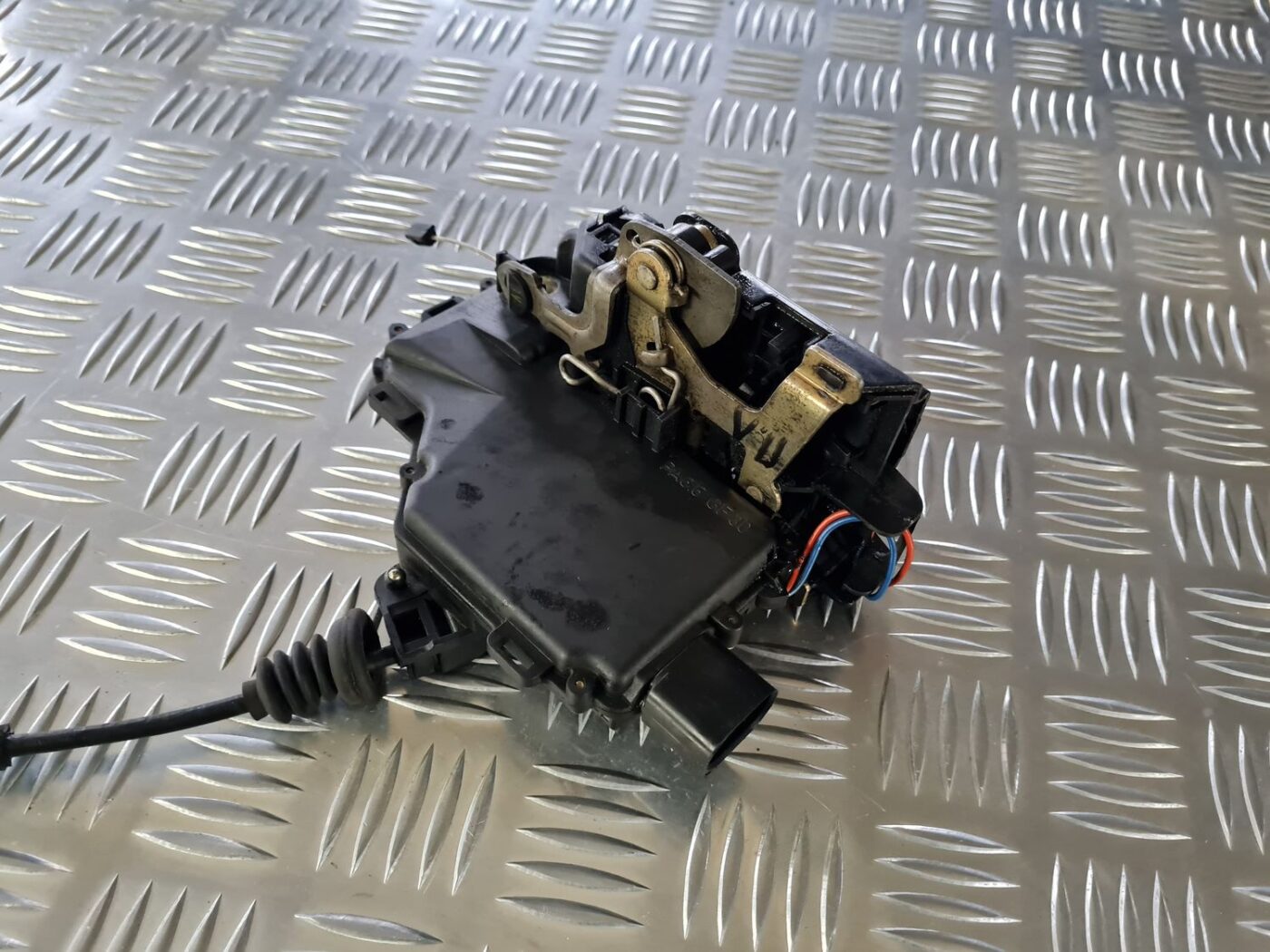 Priekšējo kreiso durvju slēdzene priekš VW GOLF IV 1999 2 Priekšējo kreiso durvju slēdzene priekš VW GOLF IV 1999