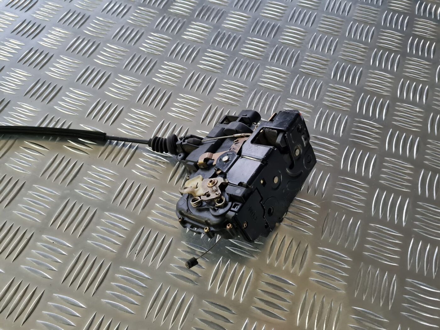 Priekšējo kreiso durvju slēdzene priekš VW GOLF IV 1999 4 Priekšējo kreiso durvju slēdzene priekš VW GOLF IV 1999