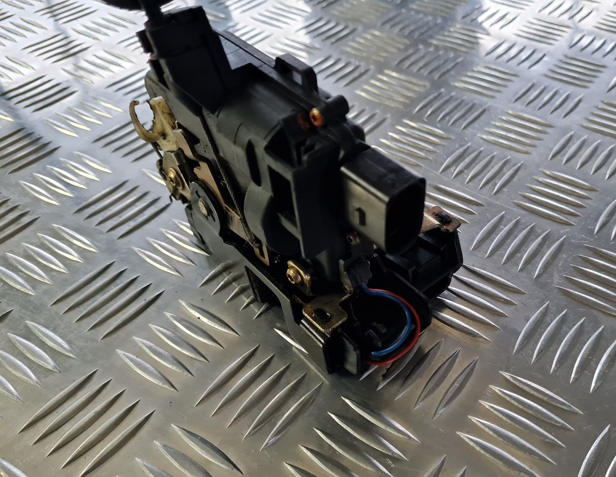 Priekšējo kreiso durvju slēdzene priekš VW GOLF IV 1999 3 Priekšējo kreiso durvju slēdzene priekš VW GOLF IV 1999