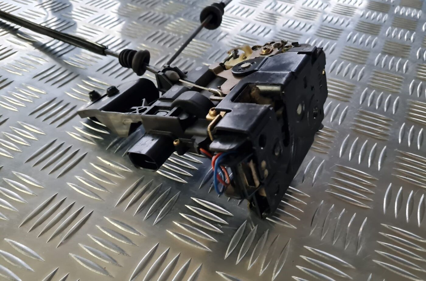 Priekšējo labo durvju slēdzene priekš VW GOLF IV 1999 4 Priekšējo labo durvju slēdzene priekš VW GOLF IV 1999