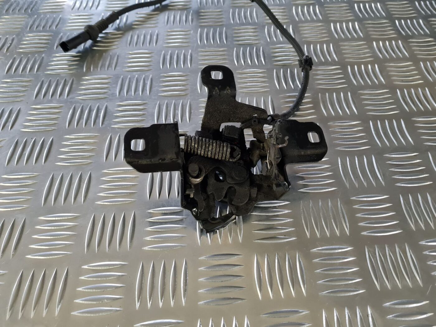 Pārsega slēdzene priekš VW GOLF IV 1999 2 Pārsega slēdzene priekš VW GOLF IV 1999