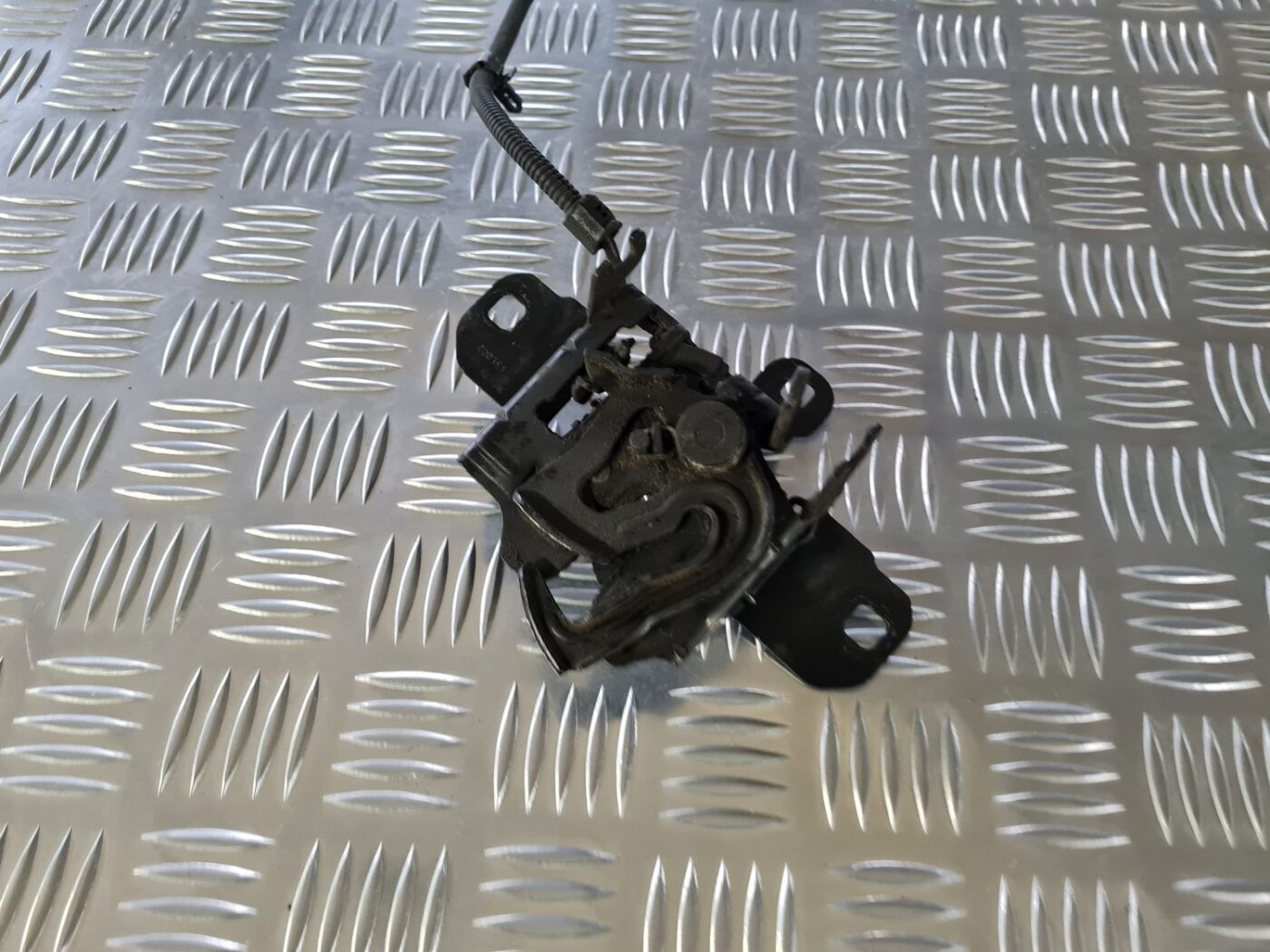 Pārsega slēdzene priekš VW GOLF IV 1999 4 Pārsega slēdzene priekš VW GOLF IV 1999