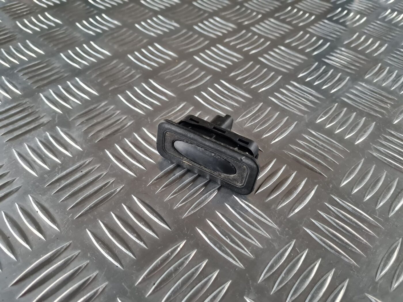 Bagažnieka vāka rokturis priekš RENAULT LAGUNA 2008 1 Bagažnieka vāka rokturis priekš RENAULT LAGUNA 2008