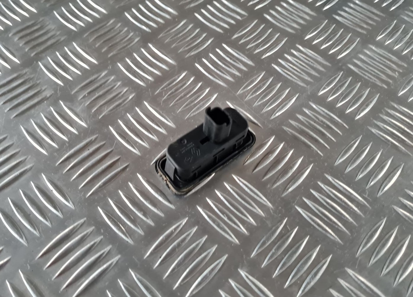 Bagažnieka vāka rokturis priekš RENAULT LAGUNA 2008 2 Bagažnieka vāka rokturis priekš RENAULT LAGUNA 2008