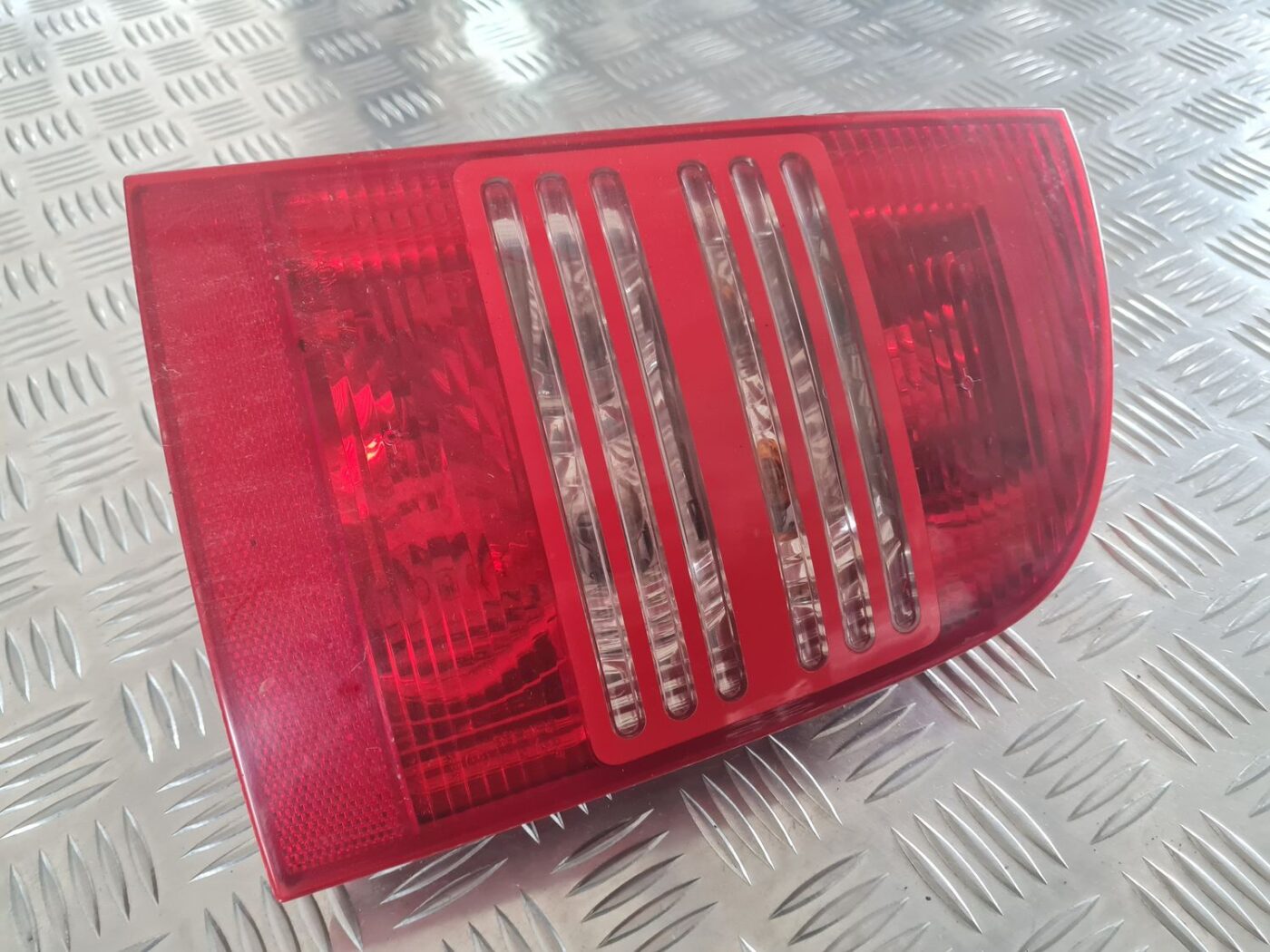 Aizmugurējais labais lukturis priekš SKODA OCTAVIA 2002