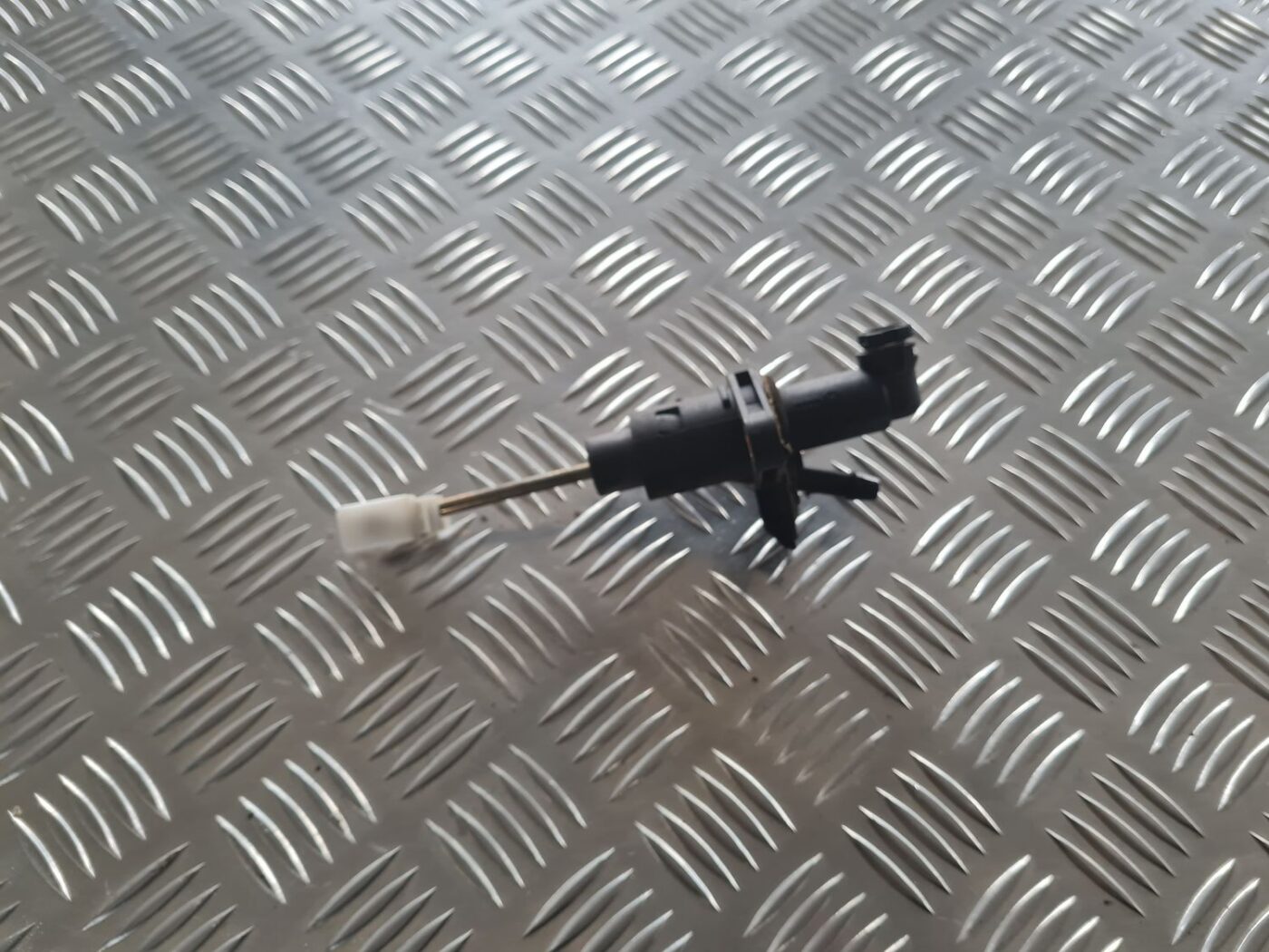 Sajūga galvenais cilindrs priekš SKODA OCTAVIA 2002 1 Sajūga galvenais cilindrs priekš SKODA OCTAVIA 2002