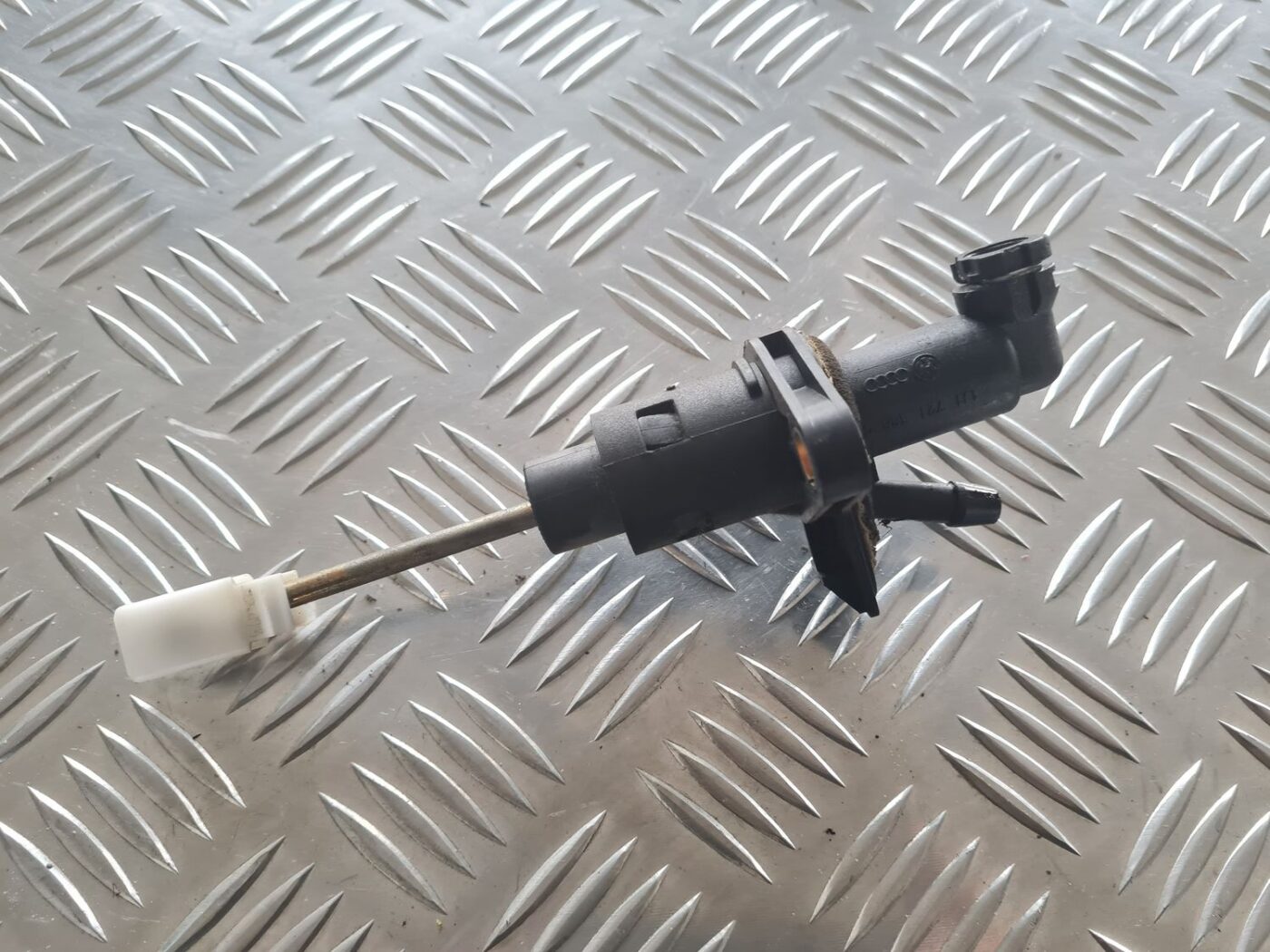 Sajūga galvenais cilindrs priekš SKODA OCTAVIA 2002 2 Sajūga galvenais cilindrs priekš SKODA OCTAVIA 2002