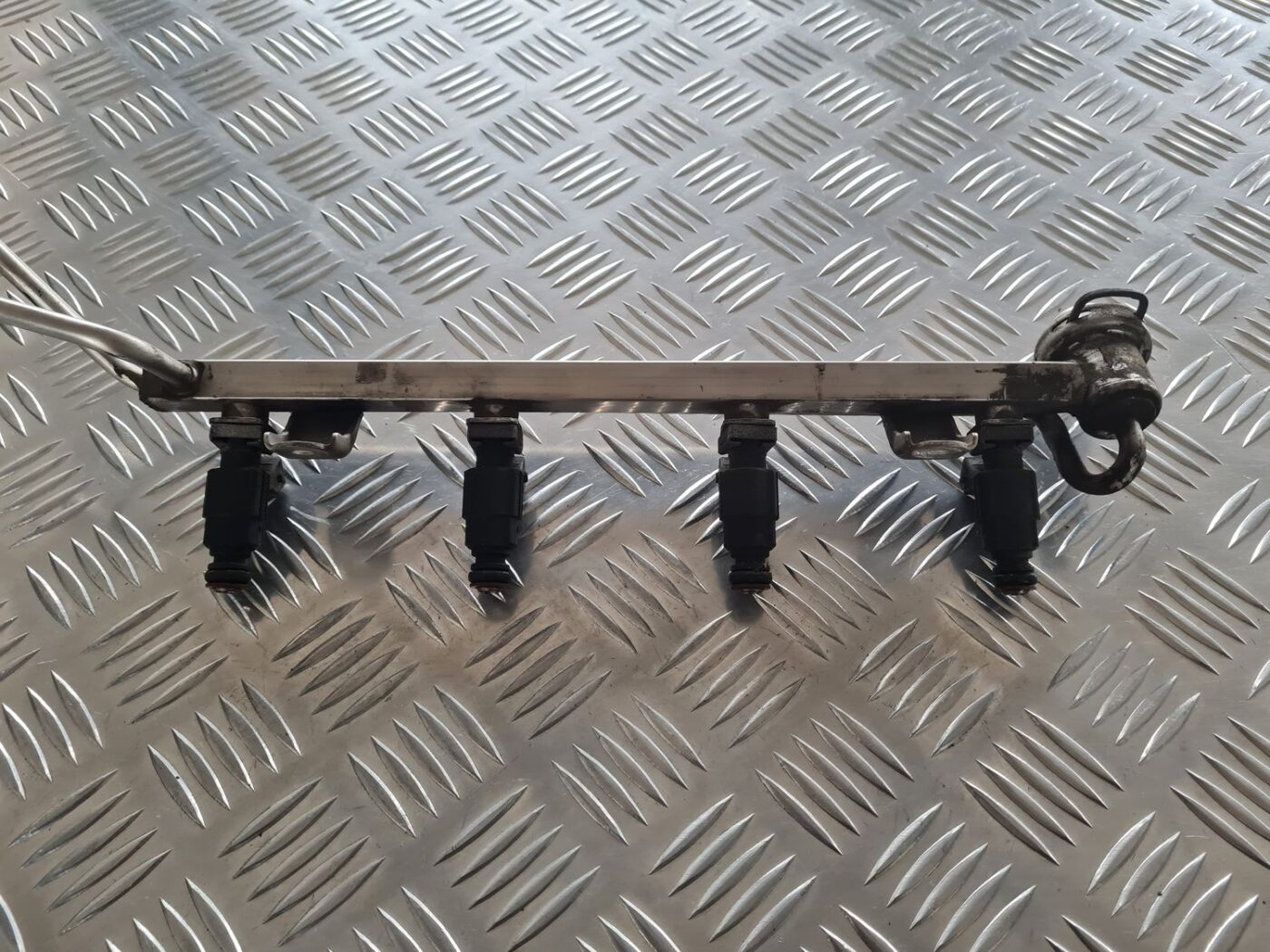 Degvielas sadales caurule priekš SKODA OCTAVIA 2002 2 Degvielas sadales caurule priekš SKODA OCTAVIA 2002