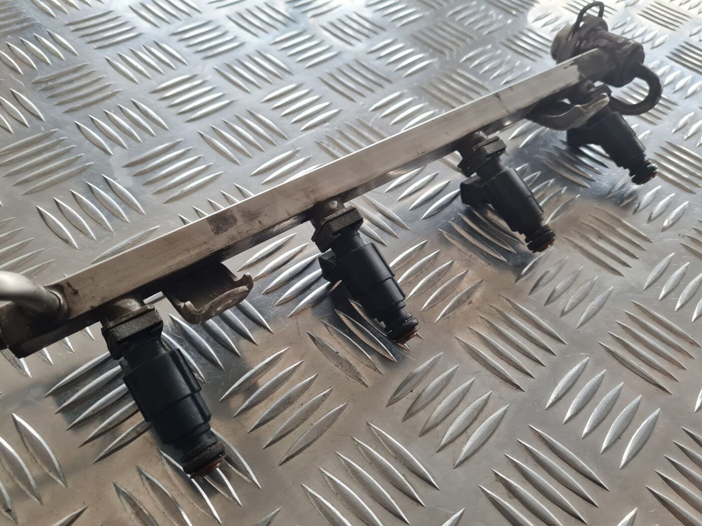 Degvielas sadales caurule priekš SKODA OCTAVIA 2002 7 Degvielas sadales caurule priekš SKODA OCTAVIA 2002