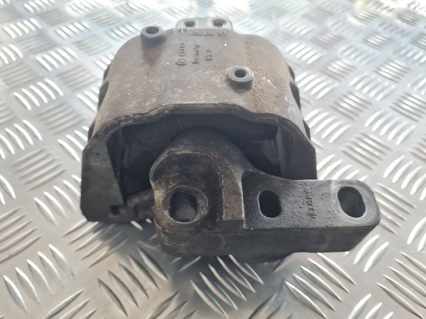 Dzinēja spilvens priekš SKODA OCTAVIA 2002 2 Dzinēja spilvens priekš SKODA OCTAVIA 2002