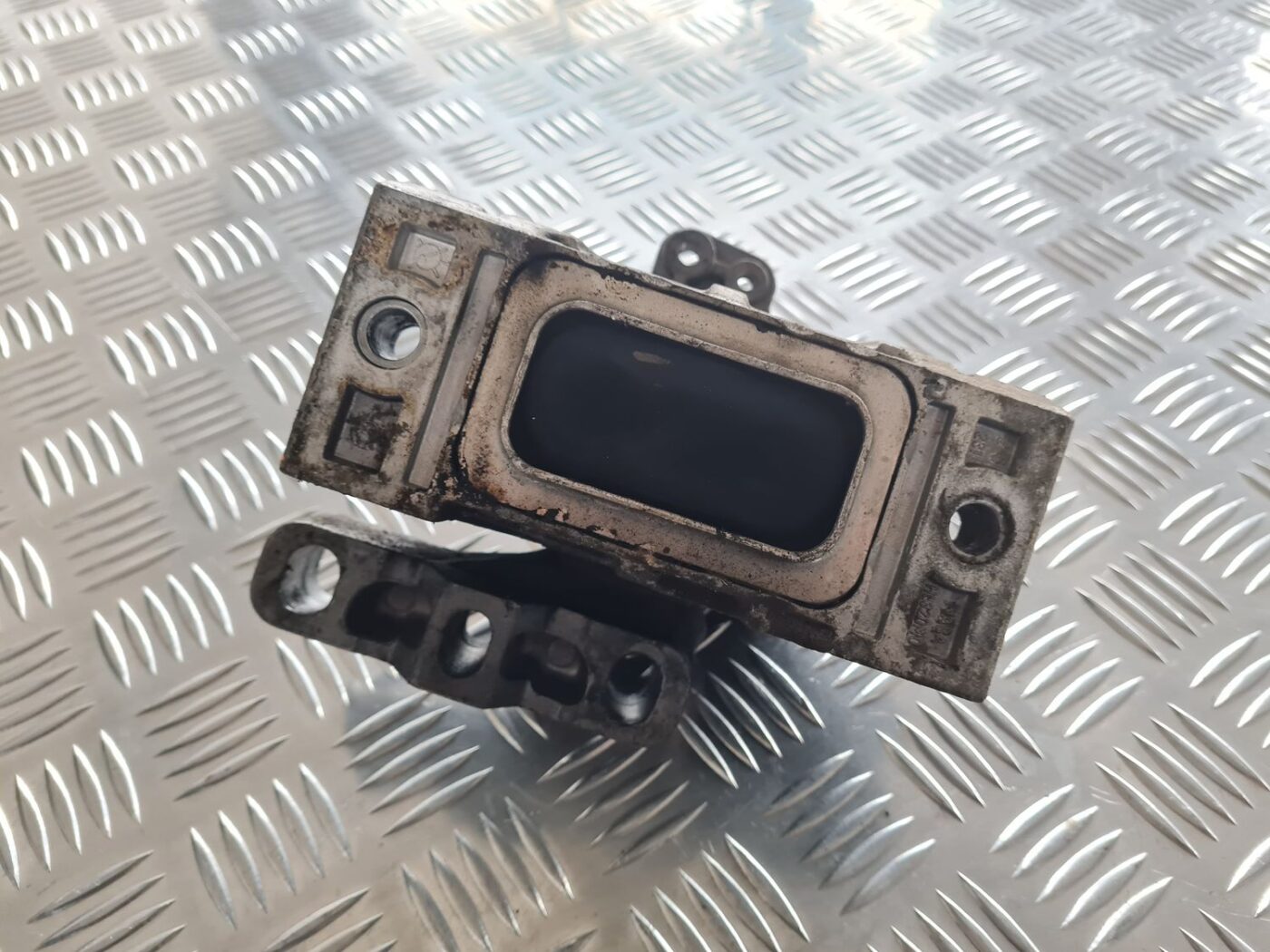 Dzinēja spilvens priekš SKODA OCTAVIA 2002 4 Dzinēja spilvens priekš SKODA OCTAVIA 2002