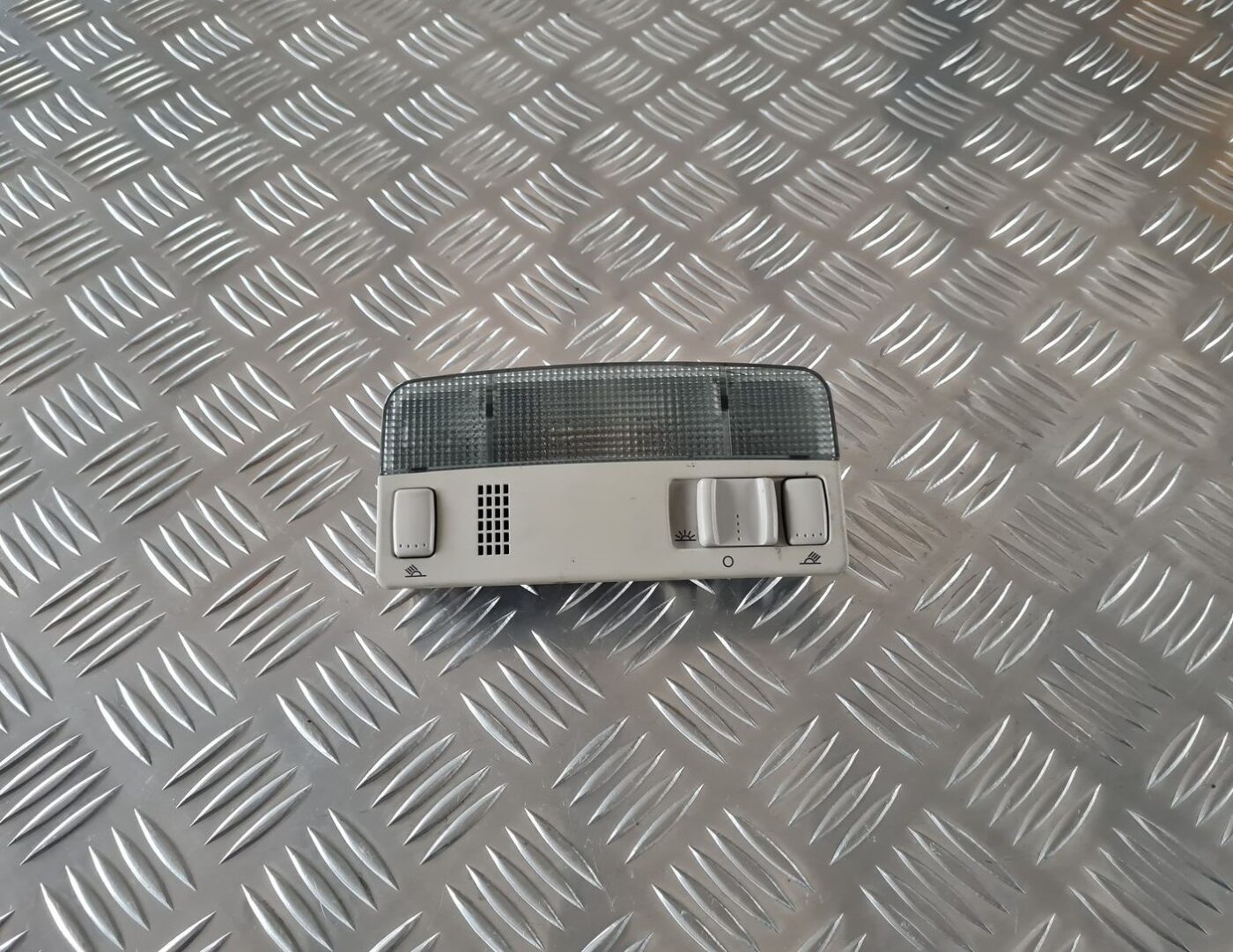 Priekšējo sēdvietu apgaismojums priekš ŠKODA FABIA 2003 1 Priekšējo sēdvietu apgaismojums priekš ŠKODA FABIA 2003