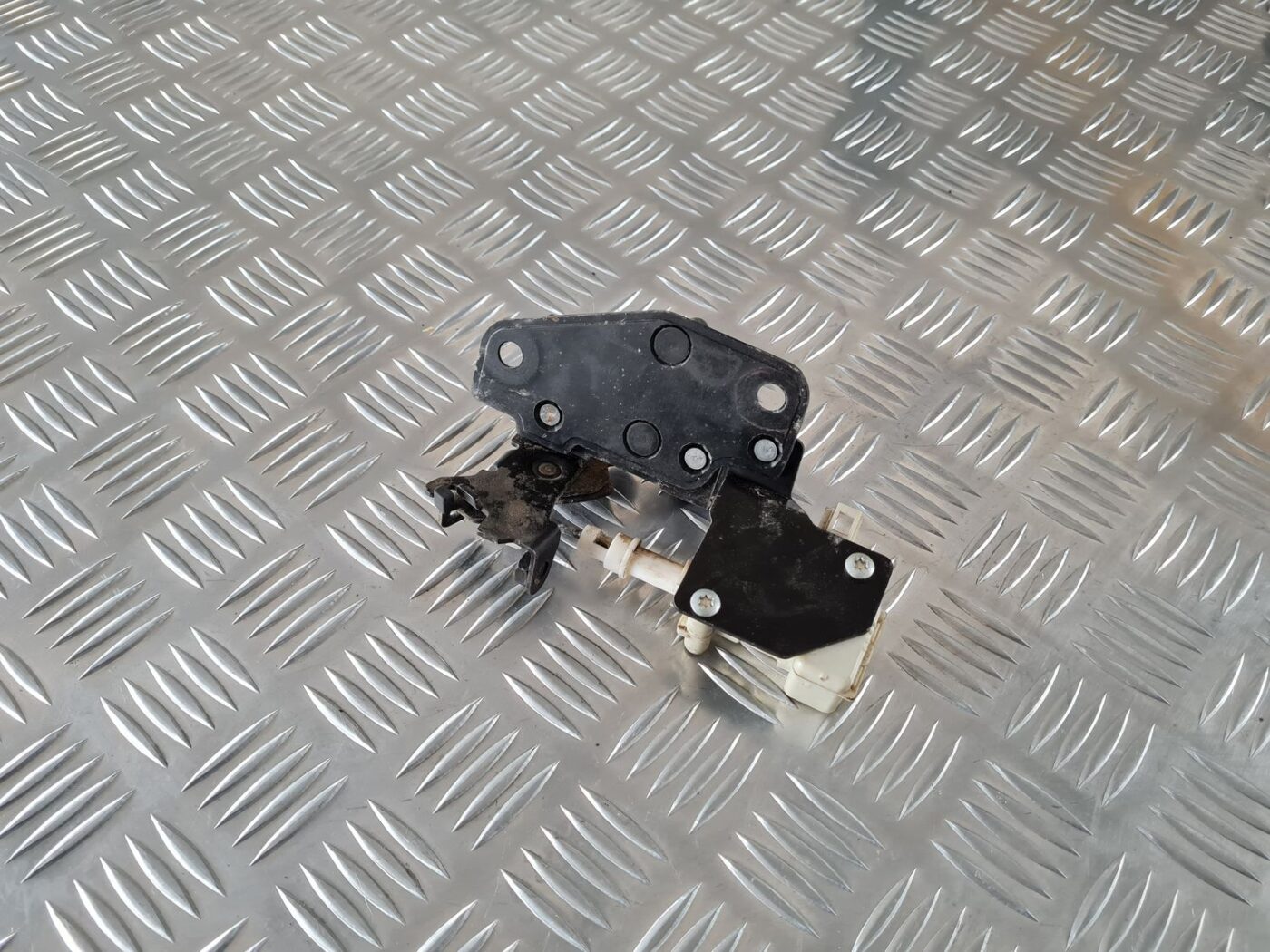 Bagažnieka vāka slēdzenes cilpa priekš ŠKODA FABIA 2003 4 Bagažnieka vāka slēdzenes cilpa priekš ŠKODA FABIA 2003