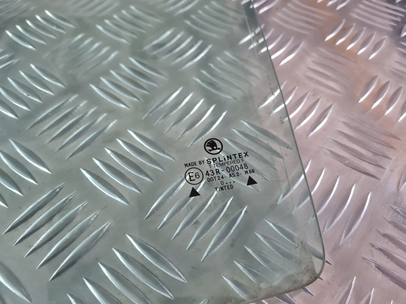 Aizmugurējo kreiso durvju stikls priekš ŠKODA FABIA 2003