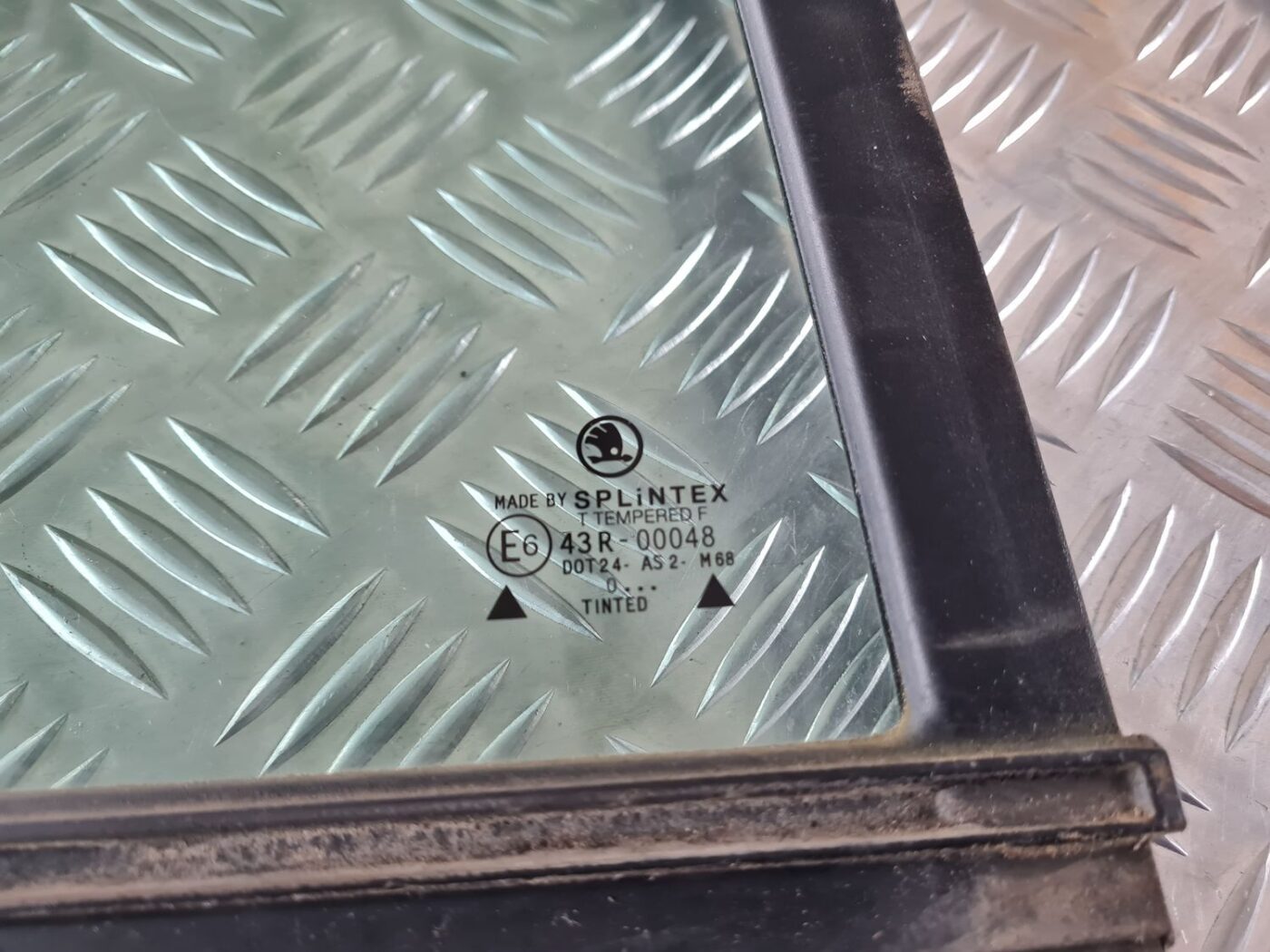 Labo durvju stūra stikls priekš ŠKODA FABIA 2003 2 Labo durvju stūra stikls priekš ŠKODA FABIA 2003