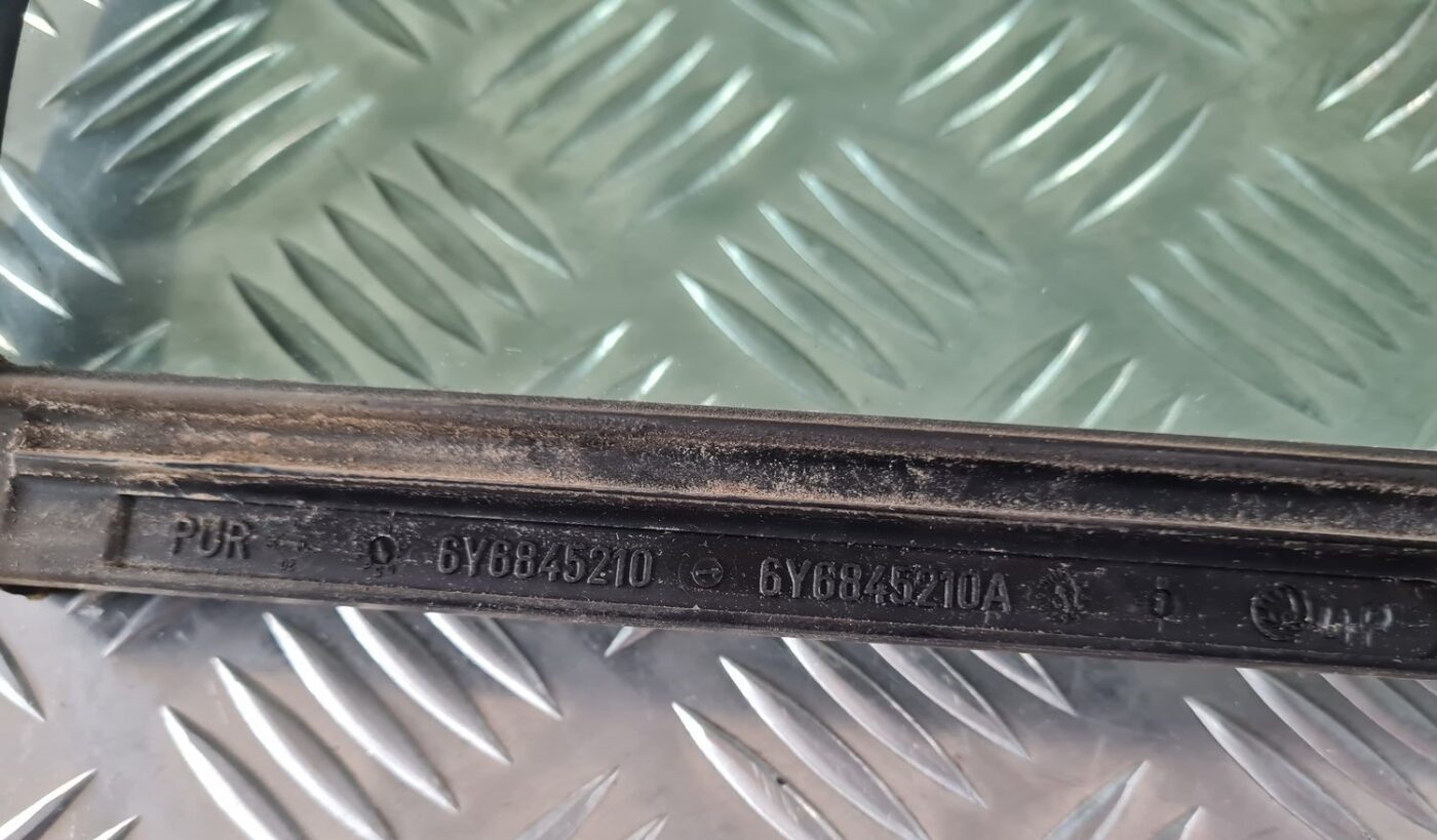 Labo durvju stūra stikls priekš ŠKODA FABIA 2003 4 Labo durvju stūra stikls priekš ŠKODA FABIA 2003