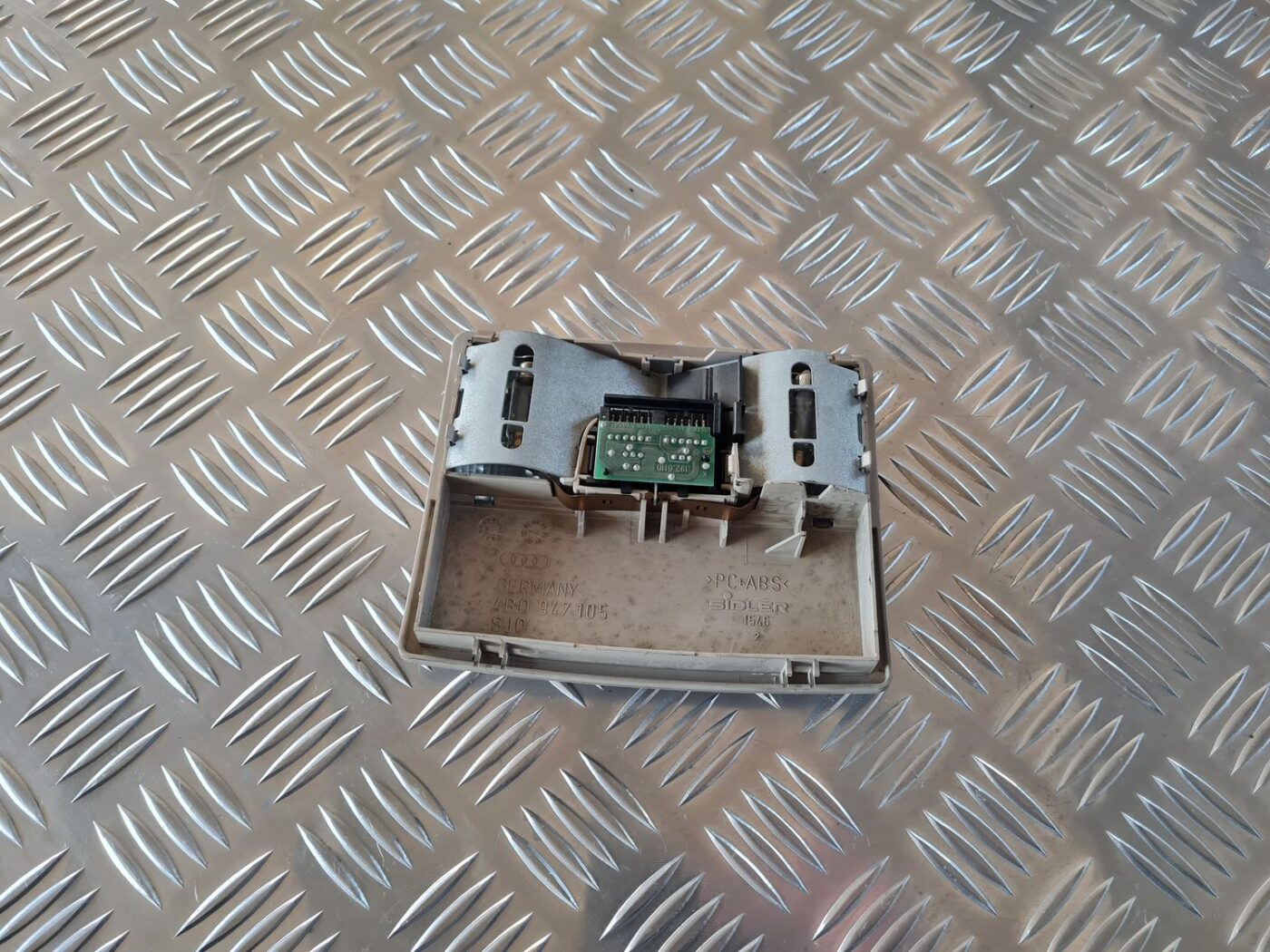 Priekšējo sēdvietu apgaismojums priekš AUDI A6 1998 2 Priekšējo sēdvietu apgaismojums priekš AUDI A6 1998