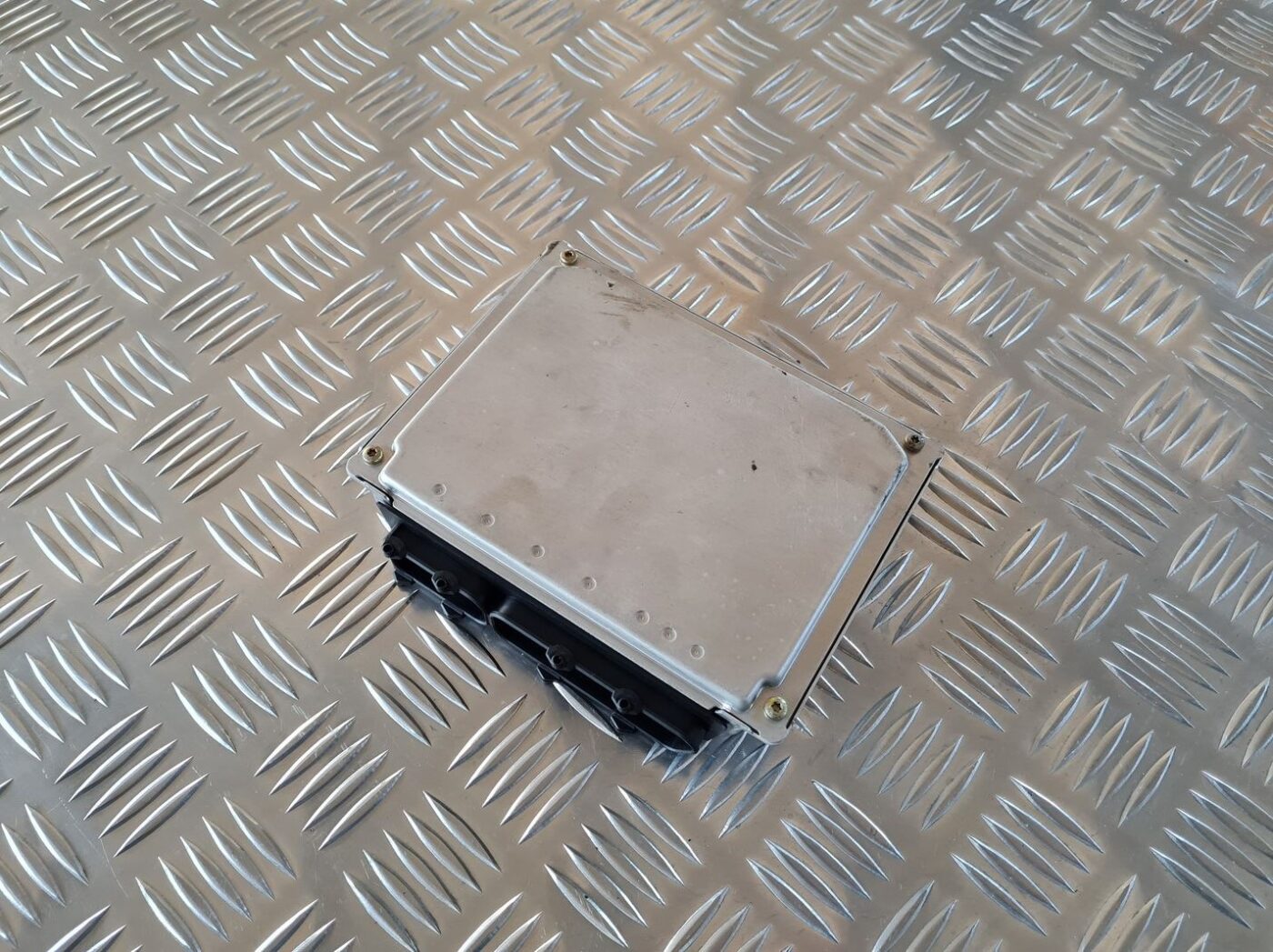 Dzinēja vadības bloks priekš AUDI A6 1998 3 Dzinēja vadības bloks priekš AUDI A6 1998