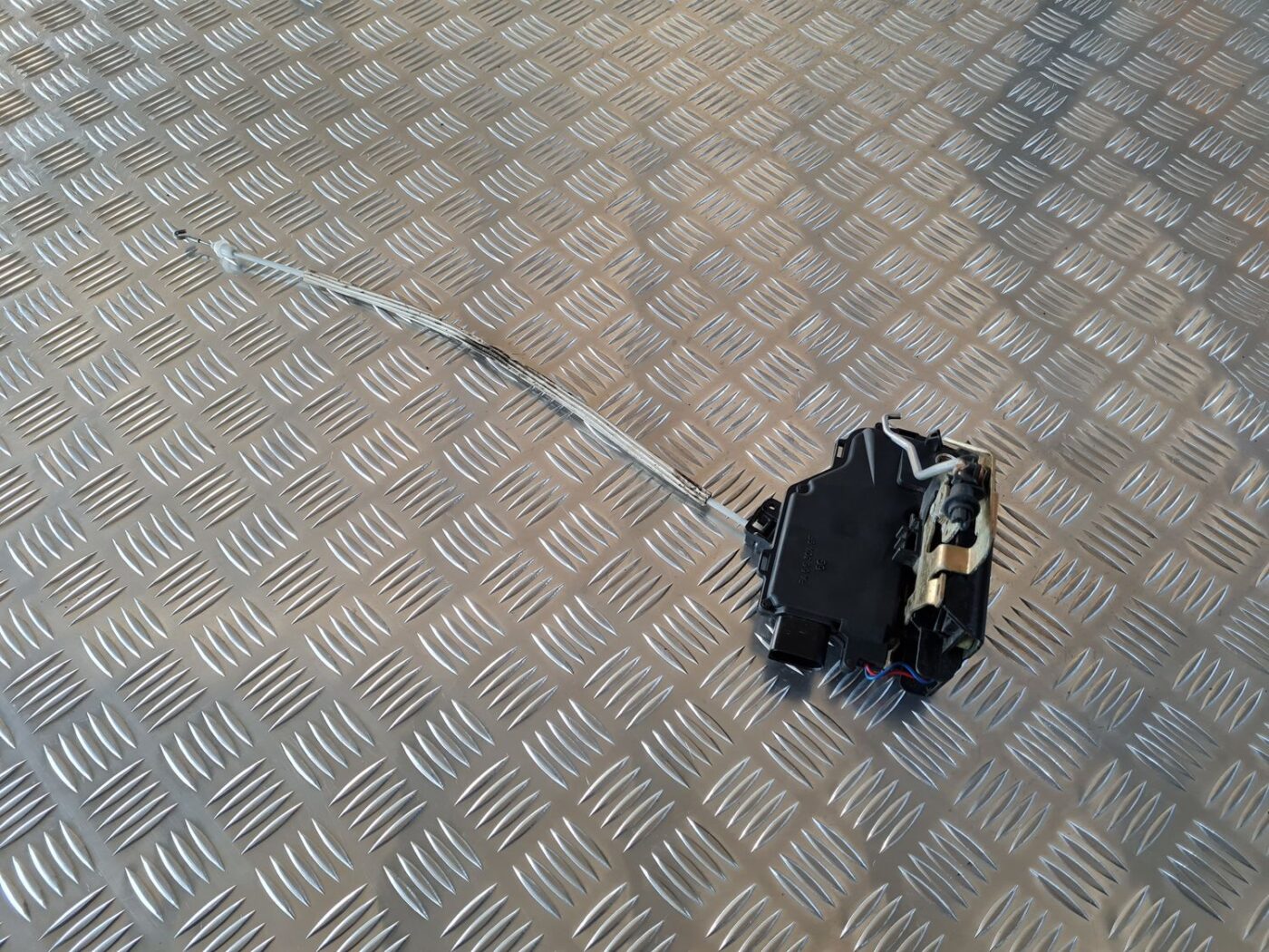 Priekšējo kreiso durvju slēdzene priekš AUDI A6 1998 1 Priekšējo kreiso durvju slēdzene priekš AUDI A6 1998