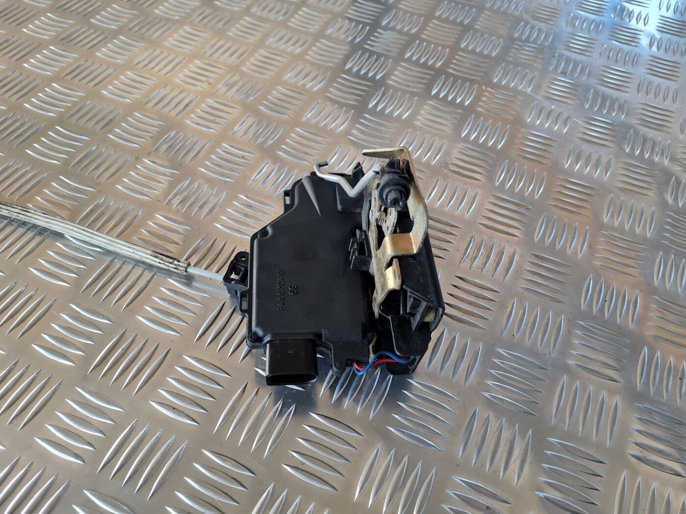 Priekšējo kreiso durvju slēdzene priekš AUDI A6 1998 2 Priekšējo kreiso durvju slēdzene priekš AUDI A6 1998