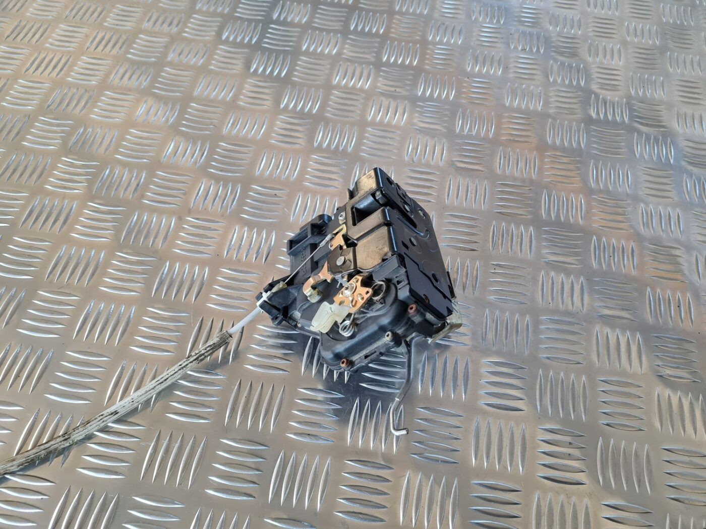 Priekšējo kreiso durvju slēdzene priekš AUDI A6 1998 3 Priekšējo kreiso durvju slēdzene priekš AUDI A6 1998