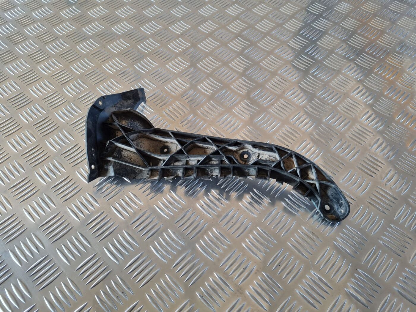 Aizmugurējā spārna un bufera stiprinājums priekš AUDI A6 1998