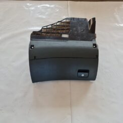 Mantu glabāšanas nodalījums pasažiera pusē priekš AUDI A6 1998