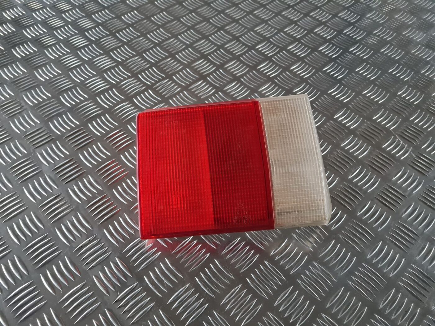 Bagāžnieka vāka kreisais lukturis priekš AUDI 80 1991 2 Bagāžnieka vāka kreisais lukturis priekš AUDI 80 1991