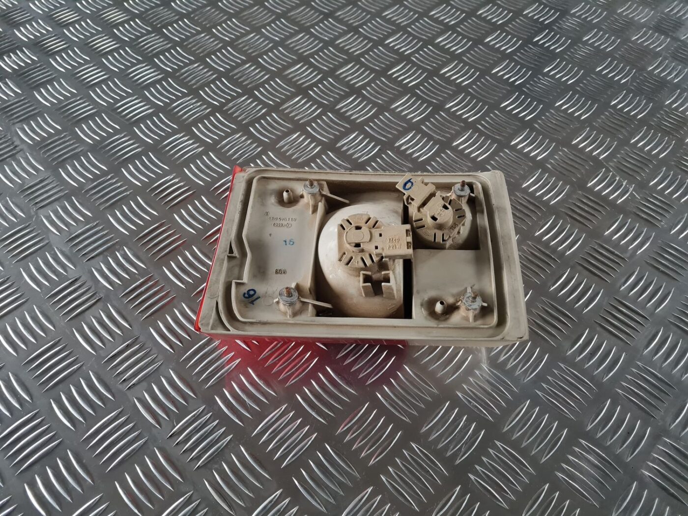 Bagāžnieka vāka kreisais lukturis priekš AUDI 80 1991 5 Bagāžnieka vāka kreisais lukturis priekš AUDI 80 1991