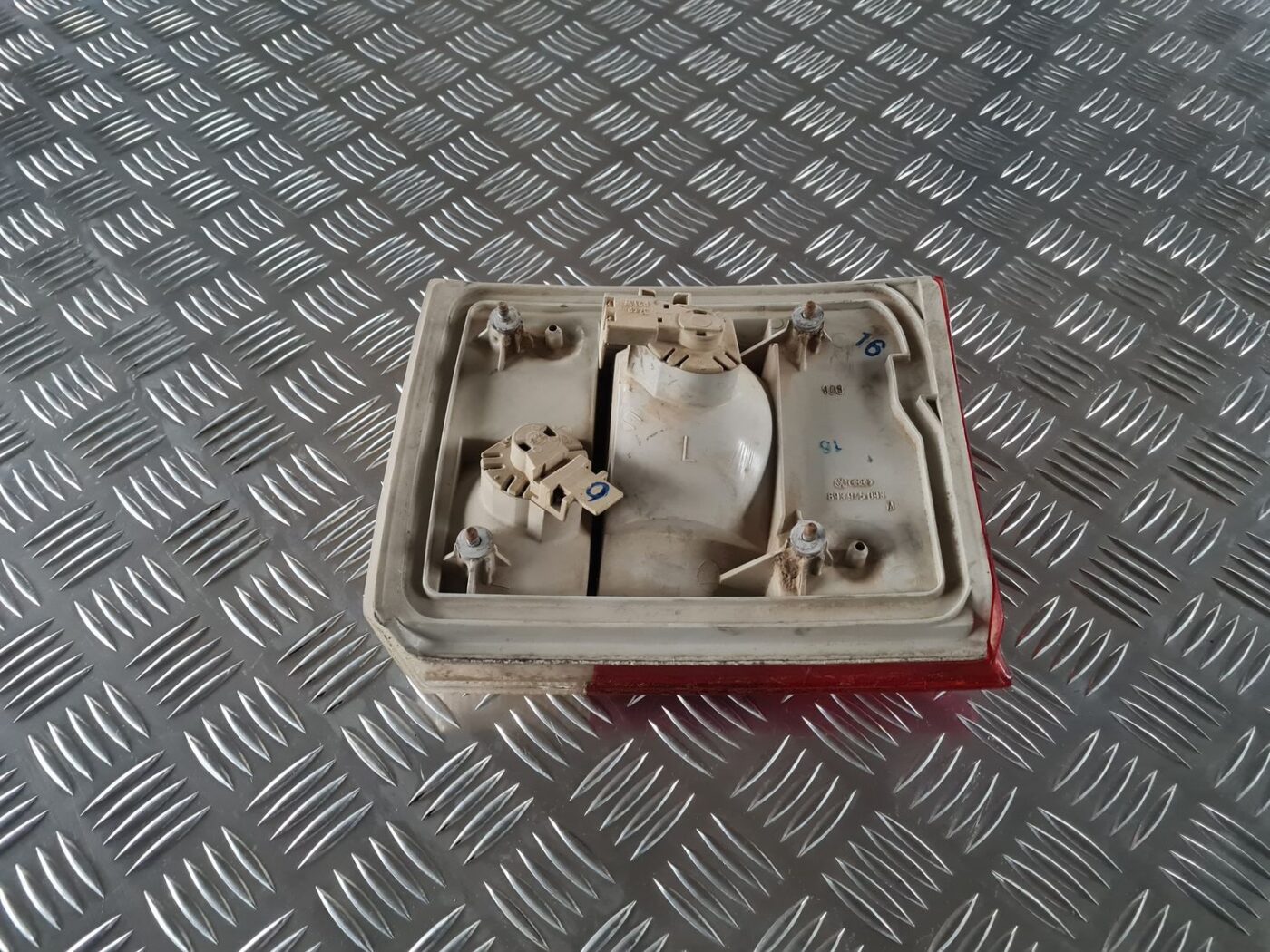 Bagāžnieka vāka kreisais lukturis priekš AUDI 80 1991 4 Bagāžnieka vāka kreisais lukturis priekš AUDI 80 1991