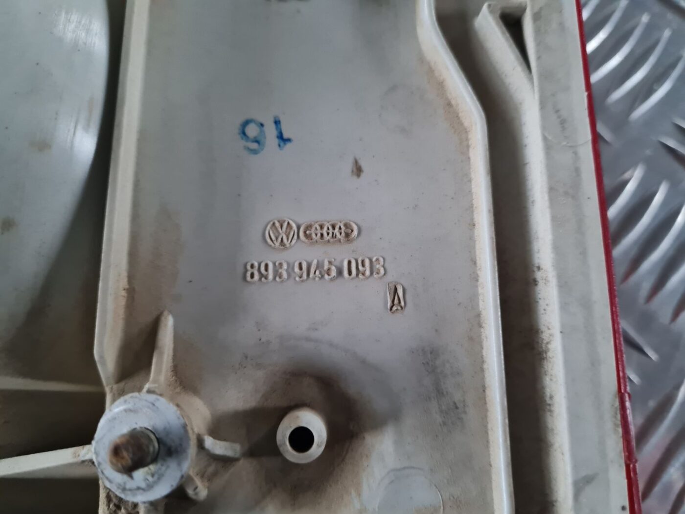 Bagāžnieka vāka kreisais lukturis priekš AUDI 80 1991 3 Bagāžnieka vāka kreisais lukturis priekš AUDI 80 1991