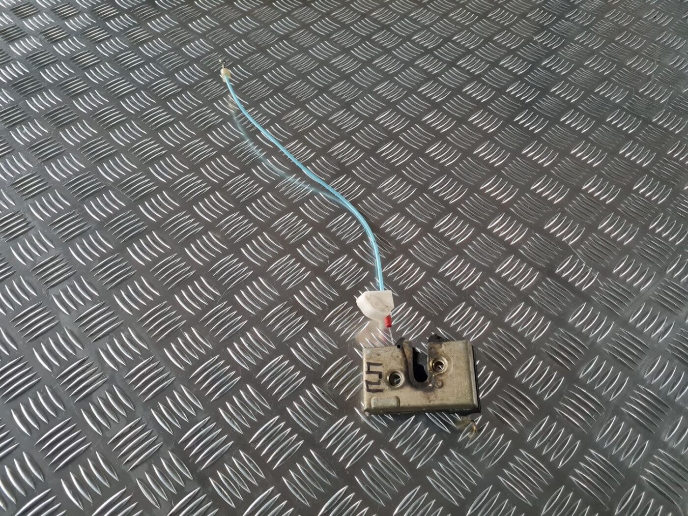 Priekšējo labo durvju slēdzene priekš AUDI 80 1991 1 Priekšējo labo durvju slēdzene priekš AUDI 80 1991