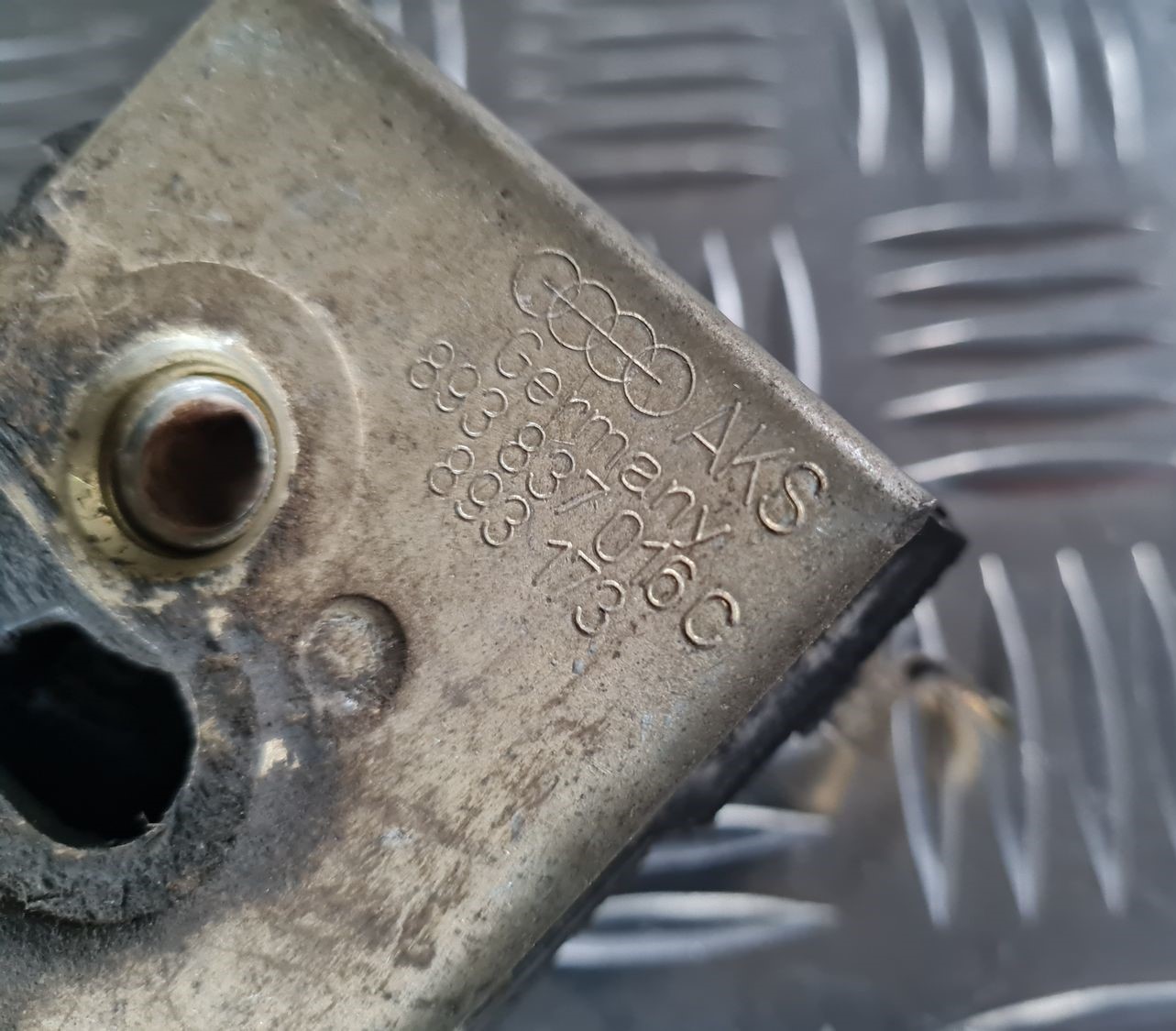 Priekšējo labo durvju slēdzene priekš AUDI 80 1991 4 Priekšējo labo durvju slēdzene priekš AUDI 80 1991