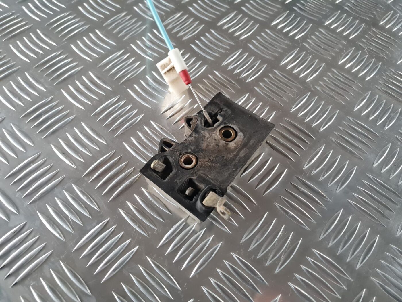 Priekšējo labo durvju slēdzene priekš AUDI 80 1991 3 Priekšējo labo durvju slēdzene priekš AUDI 80 1991