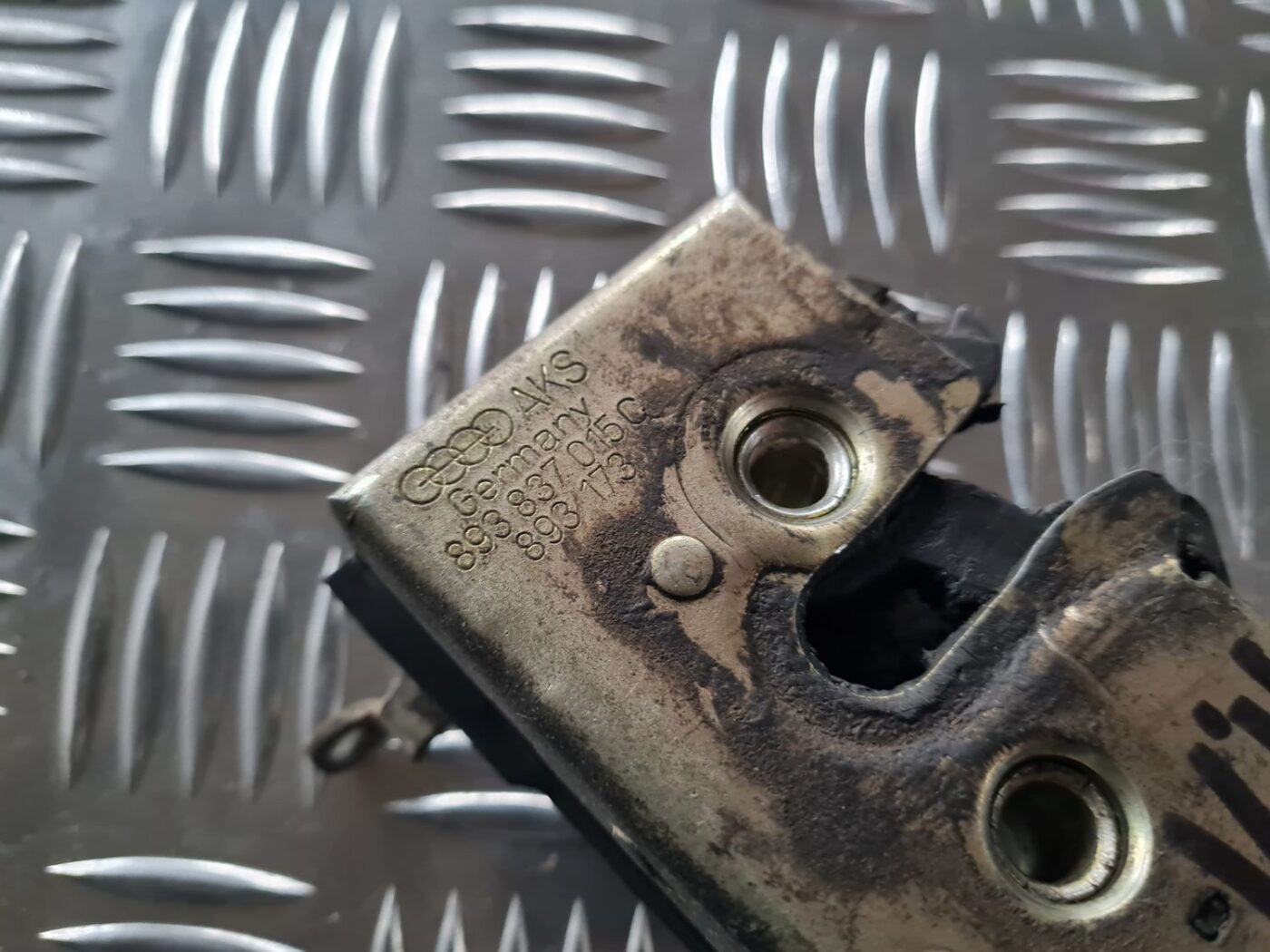 Priekšējo kreiso durvju slēdzene priekš AUDI 80 1991