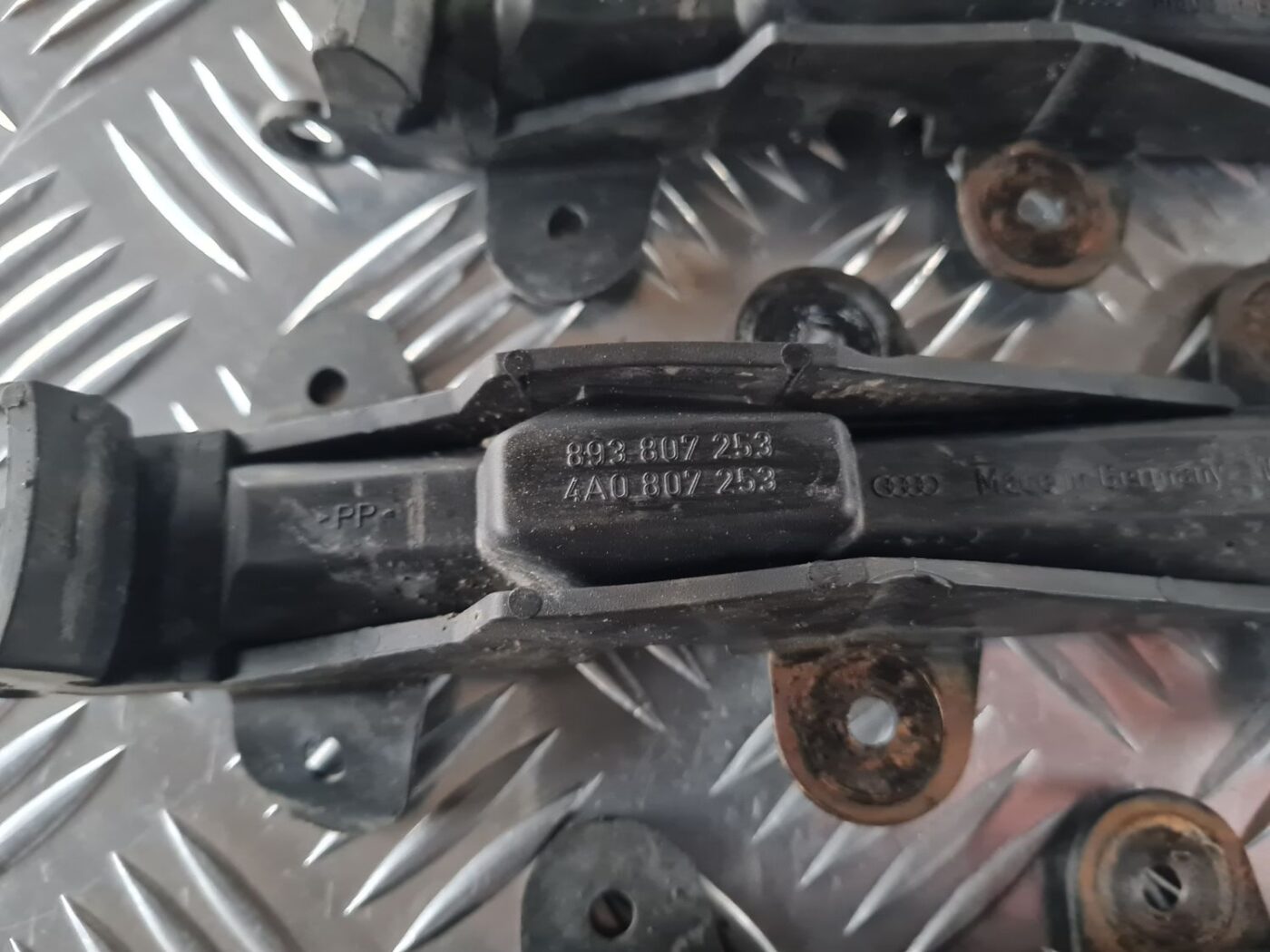 Aizmugurēja bufera kronšteins priekš AUDI 80 1991 5 Aizmugurēja bufera kronšteins priekš AUDI 80 1991