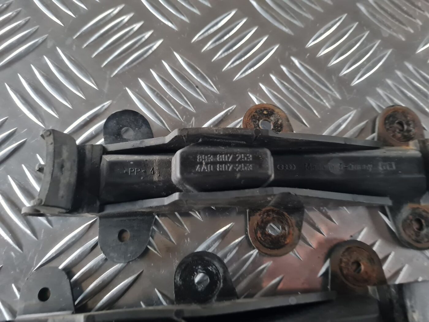 Aizmugurēja bufera kronšteins priekš AUDI 80 1991 4 Aizmugurēja bufera kronšteins priekš AUDI 80 1991