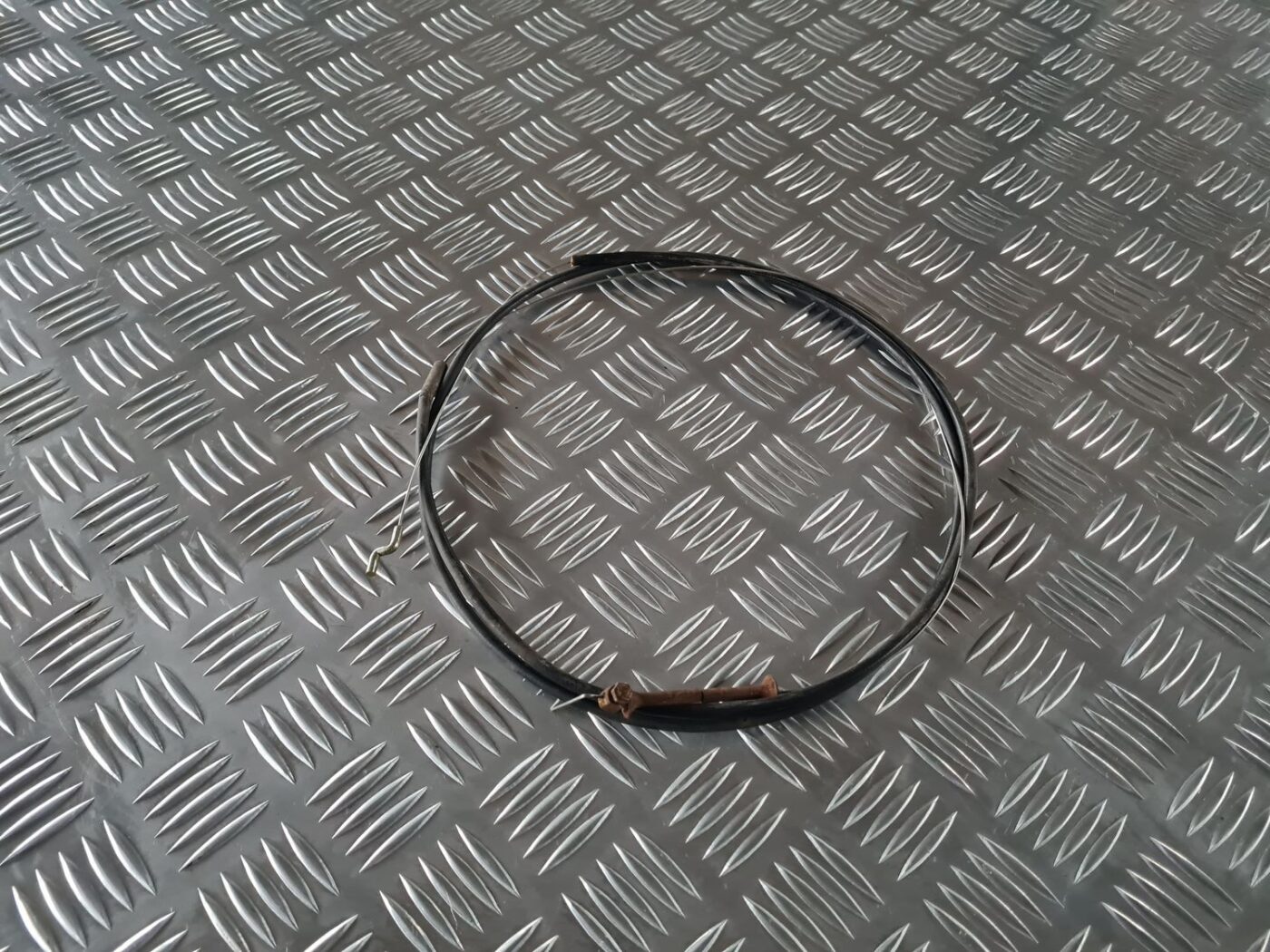 Pārsega slēdzenes trose priekš AUDI 80 1991 1 Pārsega slēdzenes trose priekš AUDI 80 1991