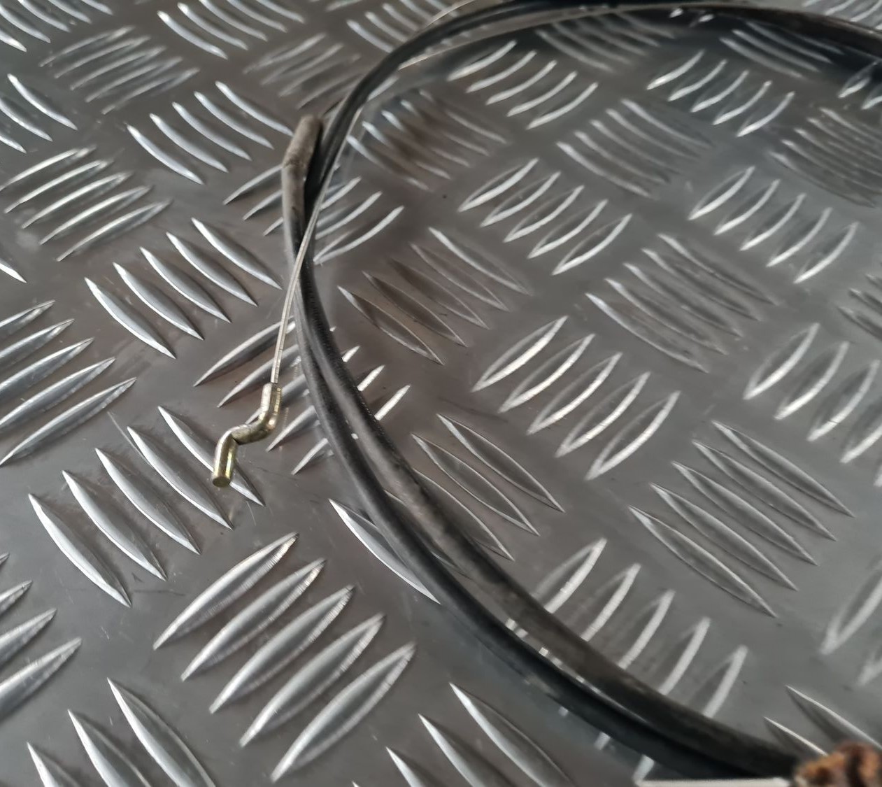 Pārsega slēdzenes trose priekš AUDI 80 1991 2 Pārsega slēdzenes trose priekš AUDI 80 1991