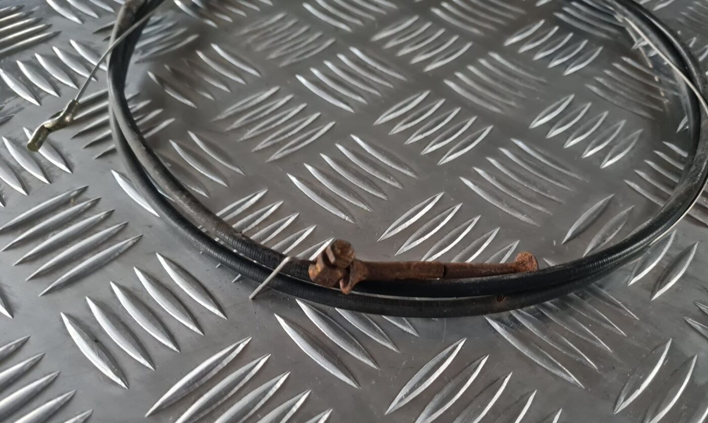 Pārsega slēdzenes trose priekš AUDI 80 1991 3 Pārsega slēdzenes trose priekš AUDI 80 1991