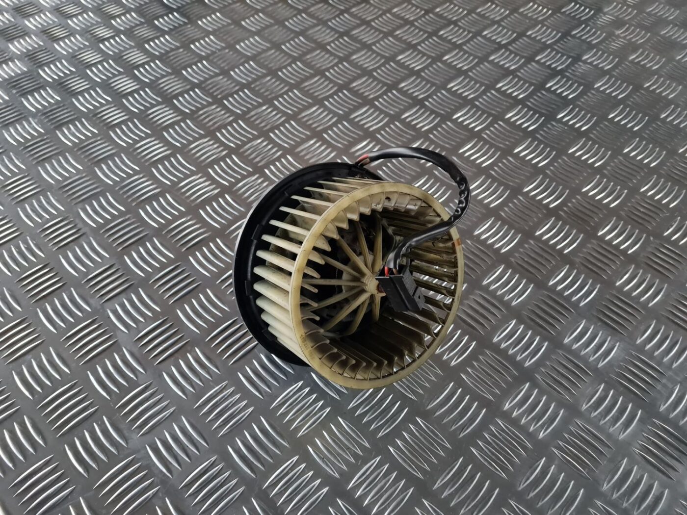 Salona ventilators priekš AUDI 80 1991 1 Salona ventilators priekš AUDI 80 1991