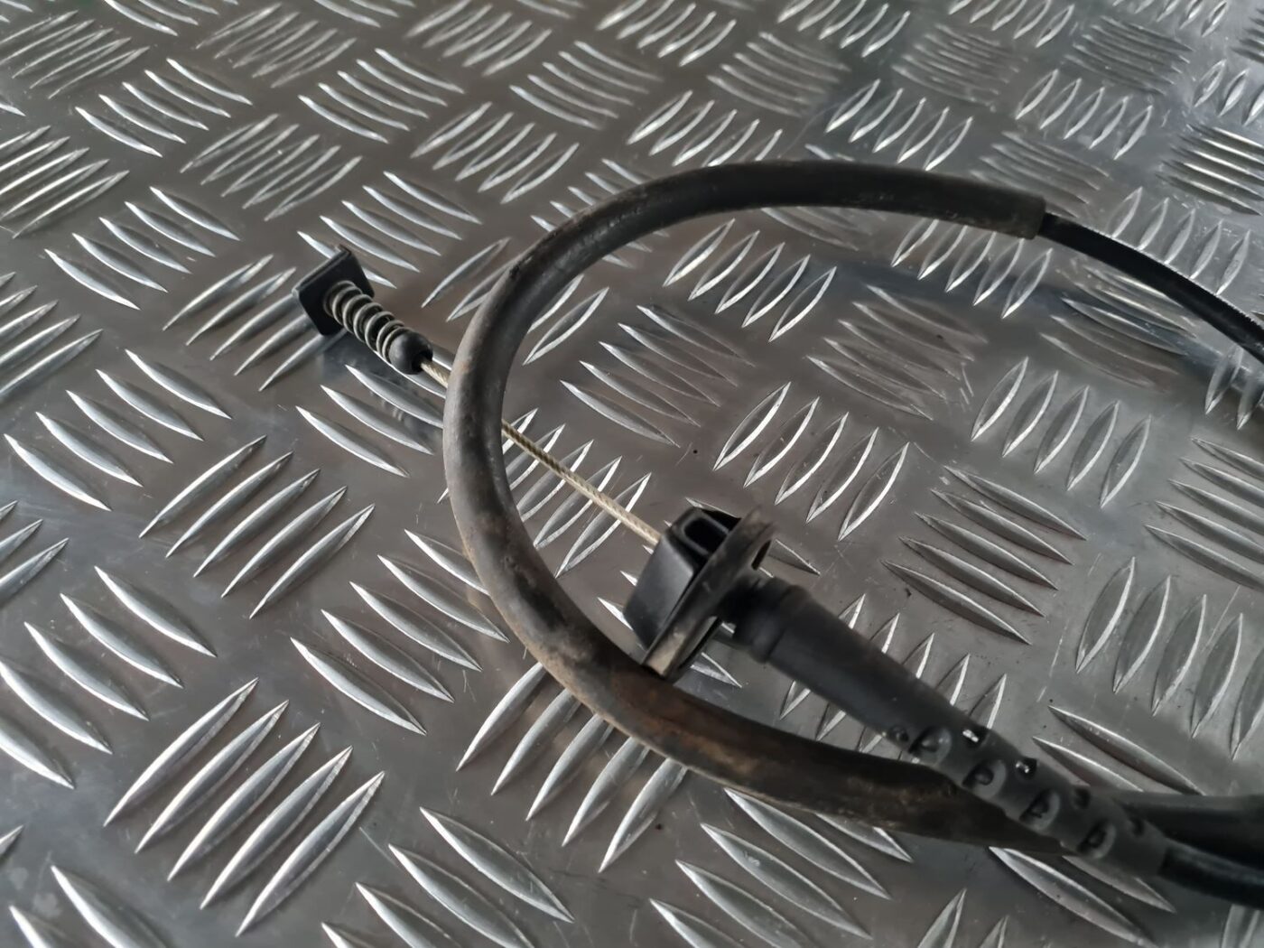 Akseleratora (gāzes) trose priekš AUDI 80 1991 2 Akseleratora (gāzes) trose priekš AUDI 80 1991