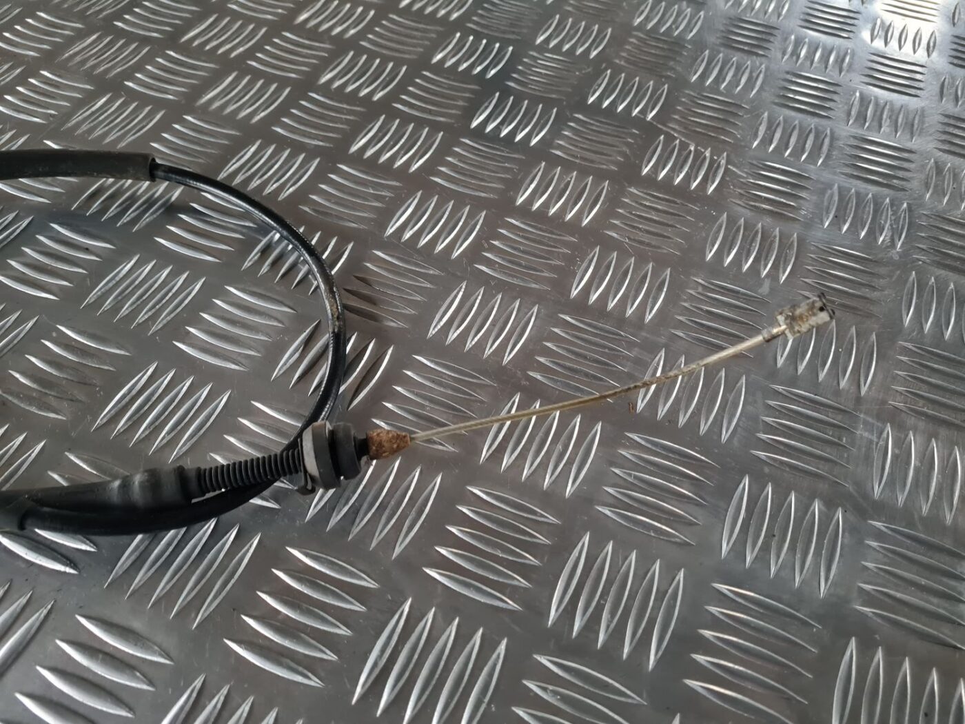 Akseleratora (gāzes) trose priekš AUDI 80 1991 4 Akseleratora (gāzes) trose priekš AUDI 80 1991