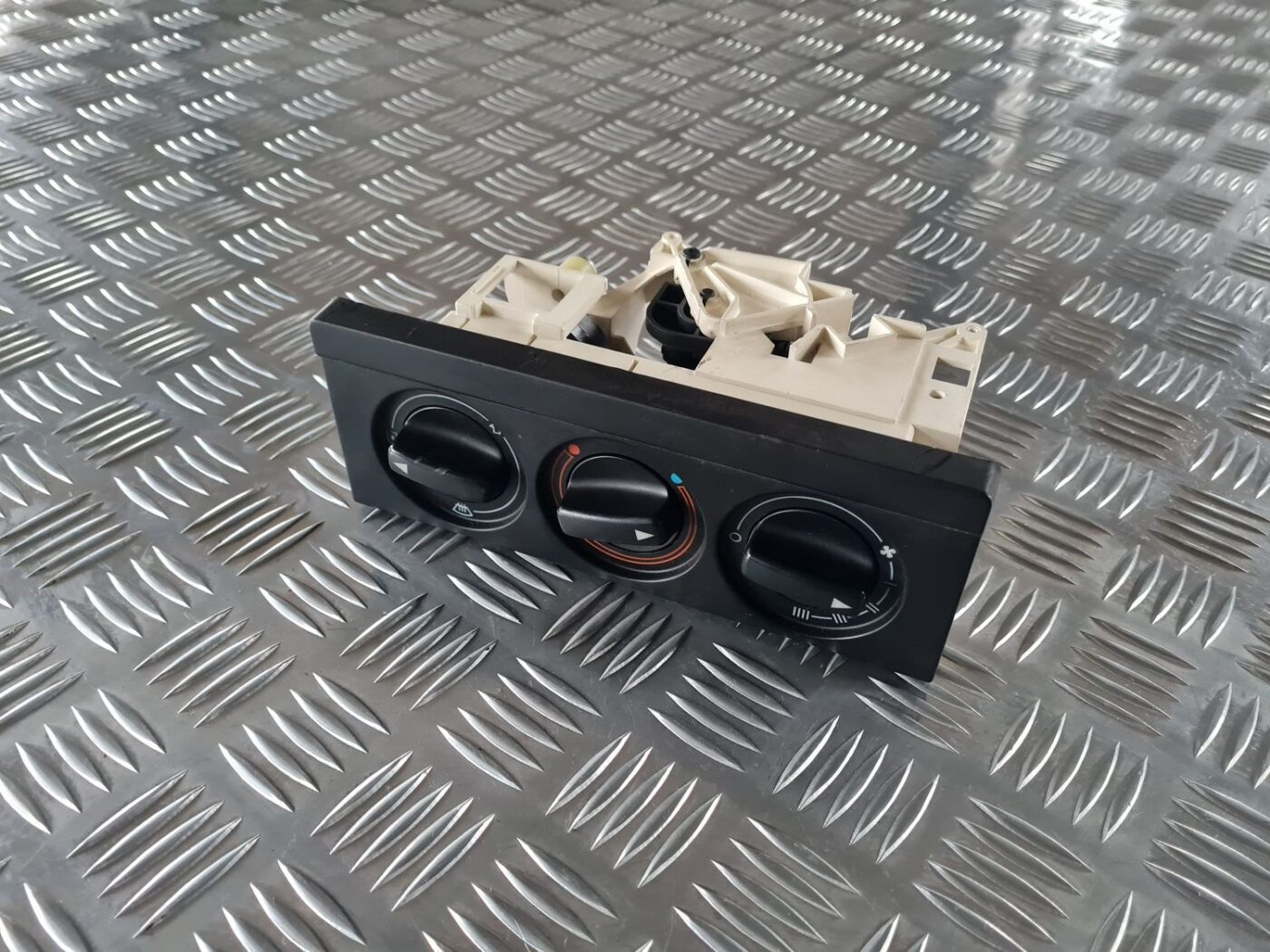 Klimata kontroles bloks priekš AUDI 80 1991 1 Klimata kontroles bloks priekš AUDI 80 1991