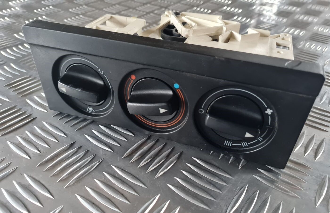 Klimata kontroles bloks priekš AUDI 80 1991 2 Klimata kontroles bloks priekš AUDI 80 1991