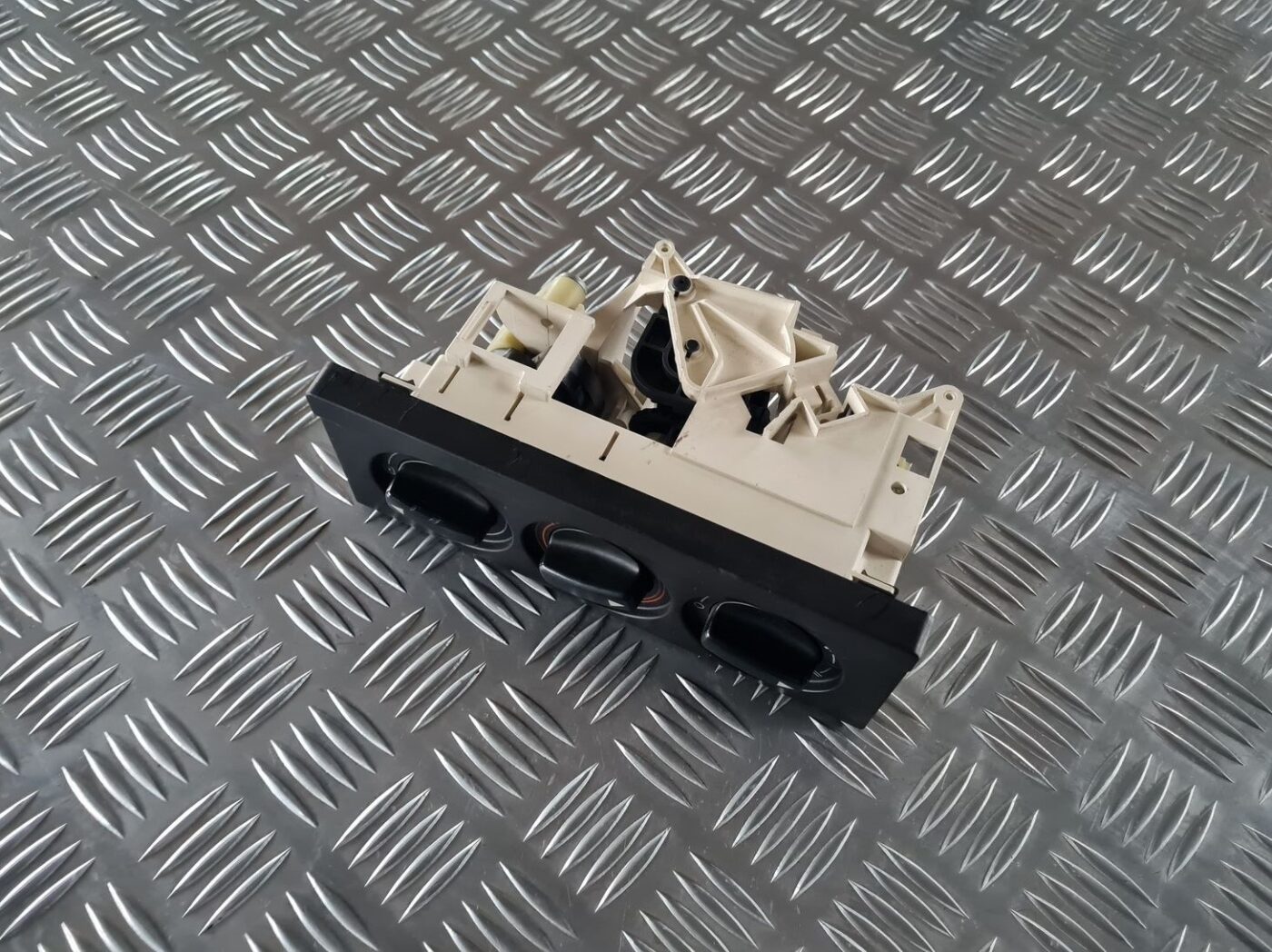 Klimata kontroles bloks priekš AUDI 80 1991 6 Klimata kontroles bloks priekš AUDI 80 1991