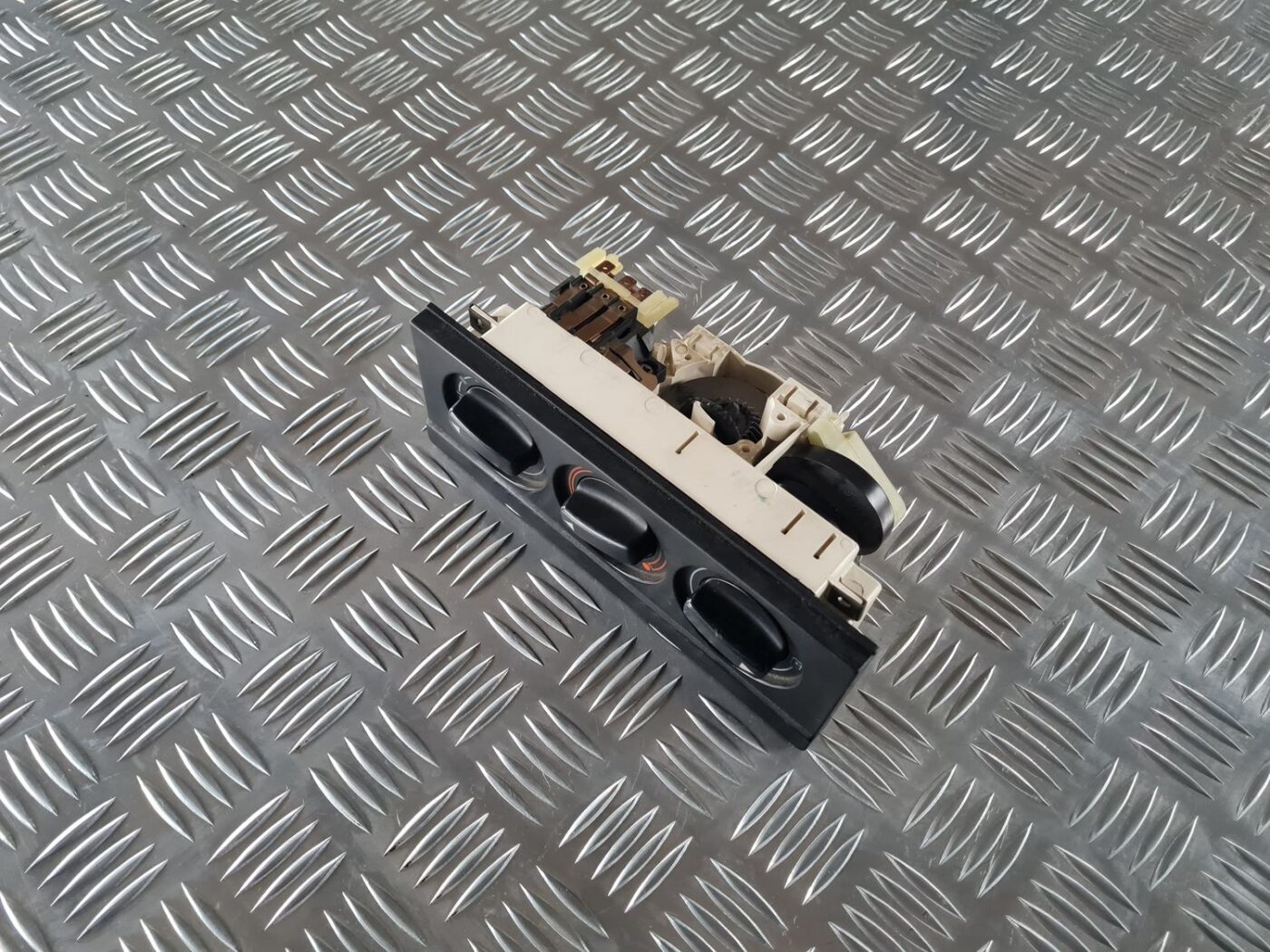 Klimata kontroles bloks priekš AUDI 80 1991 5 Klimata kontroles bloks priekš AUDI 80 1991