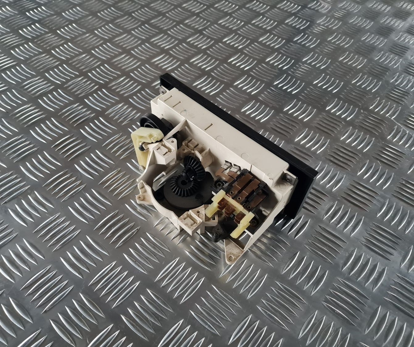 Klimata kontroles bloks priekš AUDI 80 1991 4 Klimata kontroles bloks priekš AUDI 80 1991